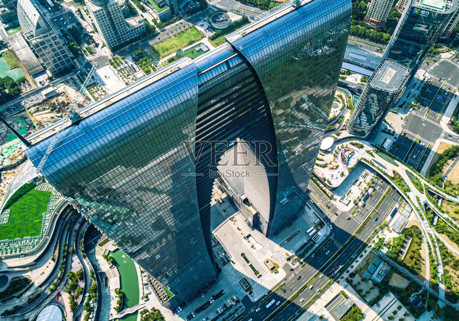 中国苏州 - 2020年9月5日：东方之门航拍图，展示了现代建筑和繁华的都市生活照片摄影图片