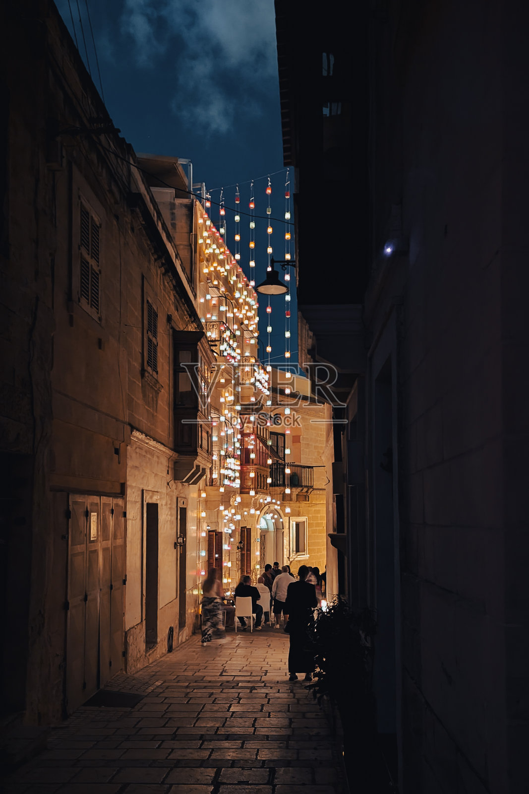 马耳他比尔古维托里奥萨的节日之夜，烛光照亮的街道照片摄影图片
