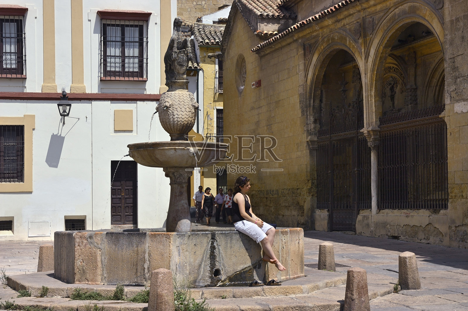 城市里的炎热。傅恩特德尔波特罗喷泉,波特罗广场。西班牙科尔多瓦照片摄影图片