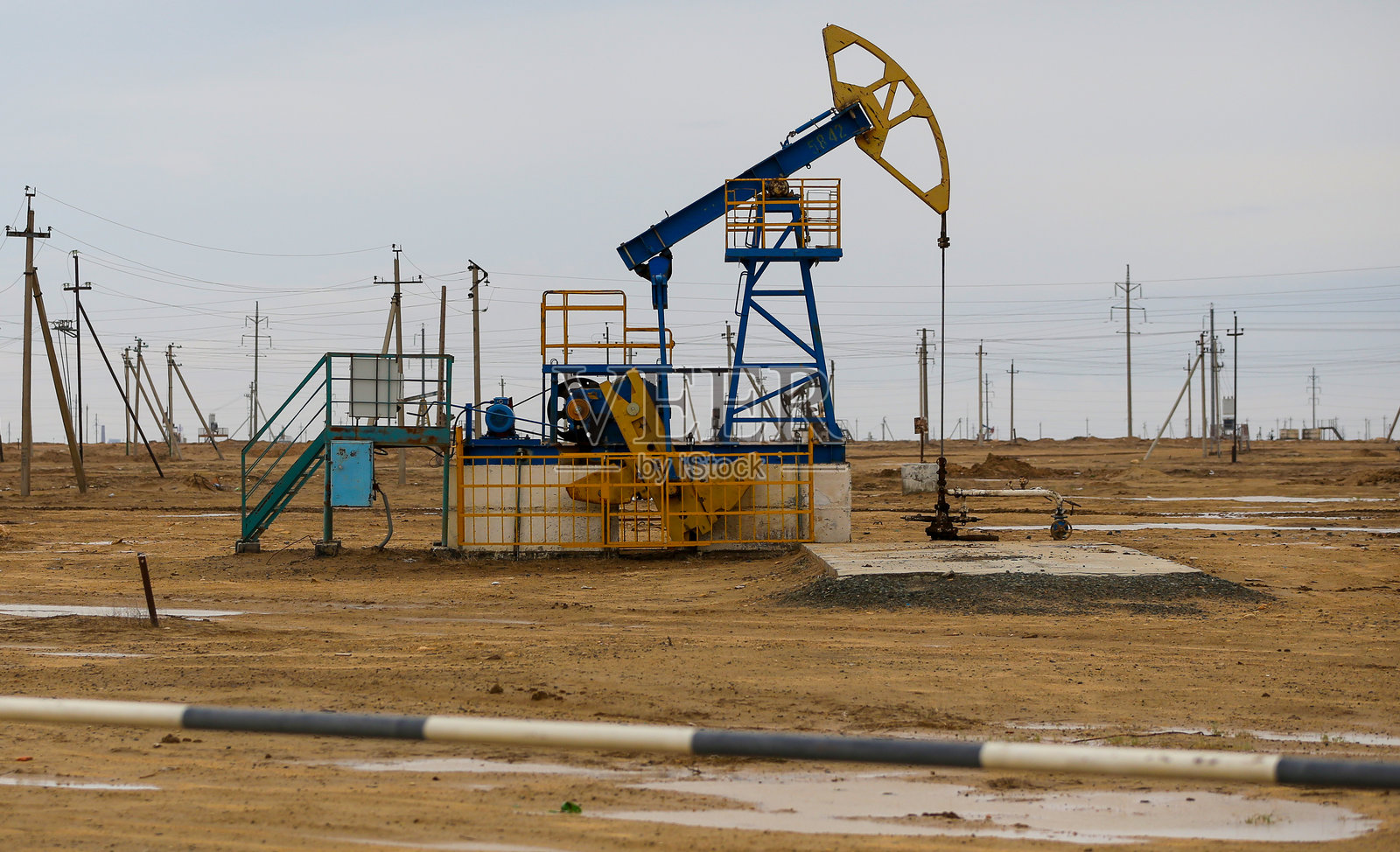 哈萨克斯坦曼格斯套地区的石油钻井平台照片摄影图片