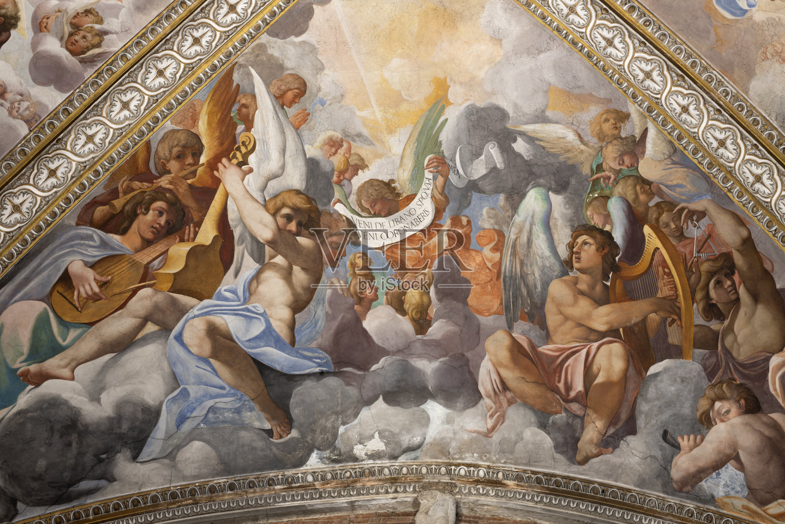 皮亚琴察 - 主教座堂唱诗班天使天顶壁画 - 圣母升天与圣尤斯蒂娜主教座堂照片摄影图片