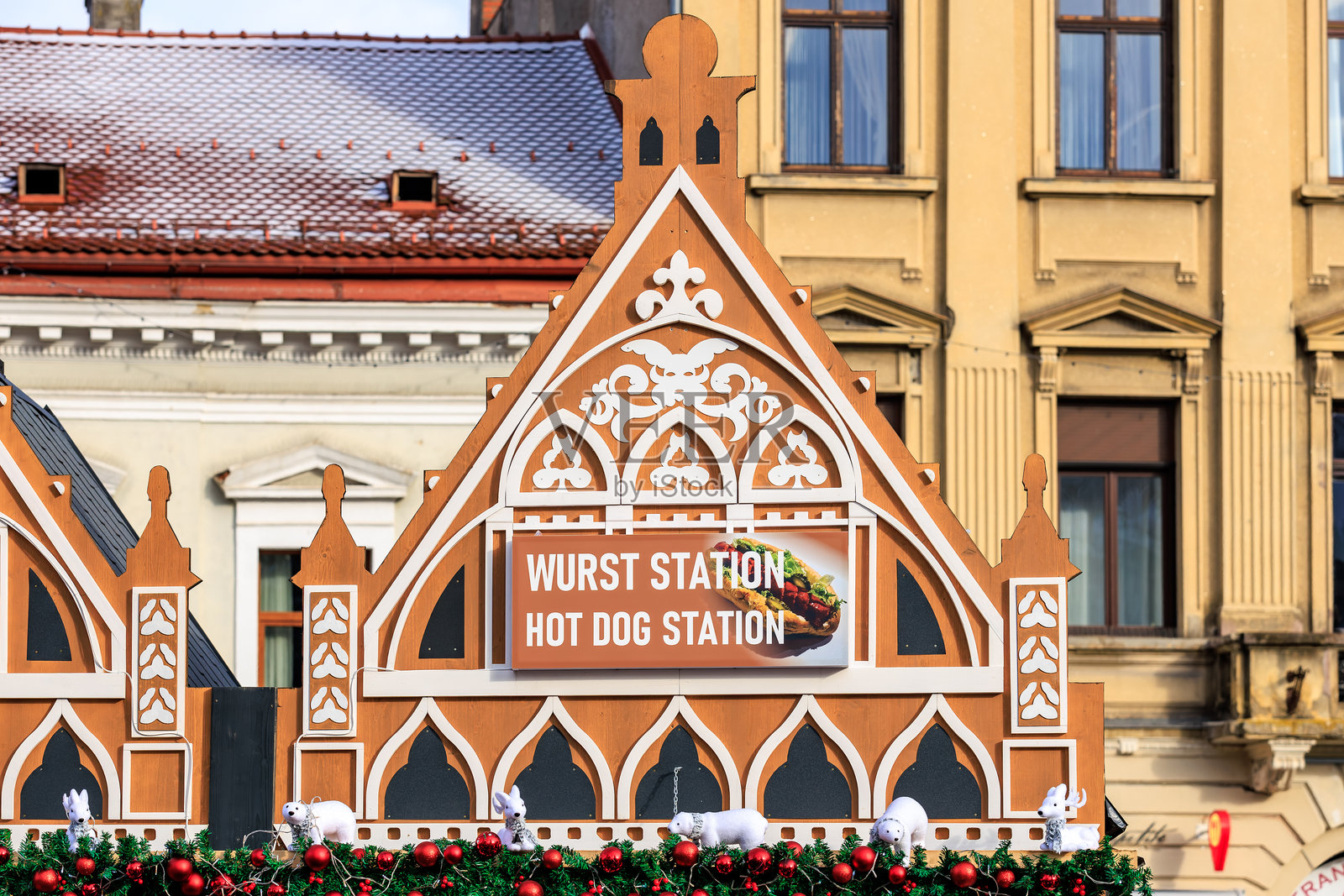 建筑上有一个热狗站的招牌。照片摄影图片