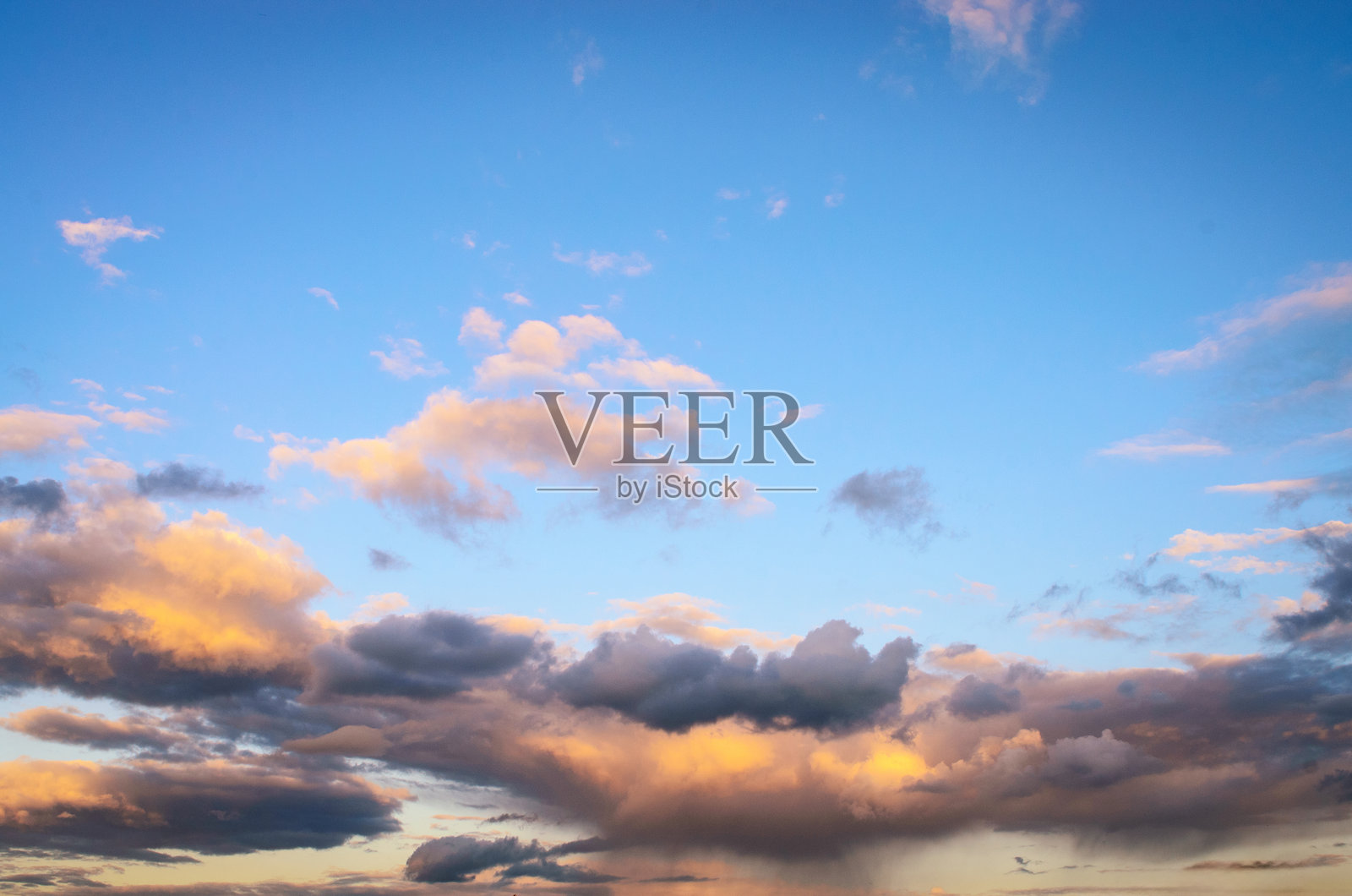 夕阳金光照耀下，天空中有黄色云彩的美景照片摄影图片