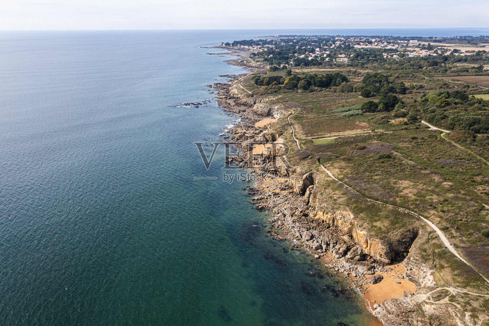 从无人机视角拍摄的美丽海景。有岩石、绿松石般的海水和海滩。度假旅游。照片摄影图片