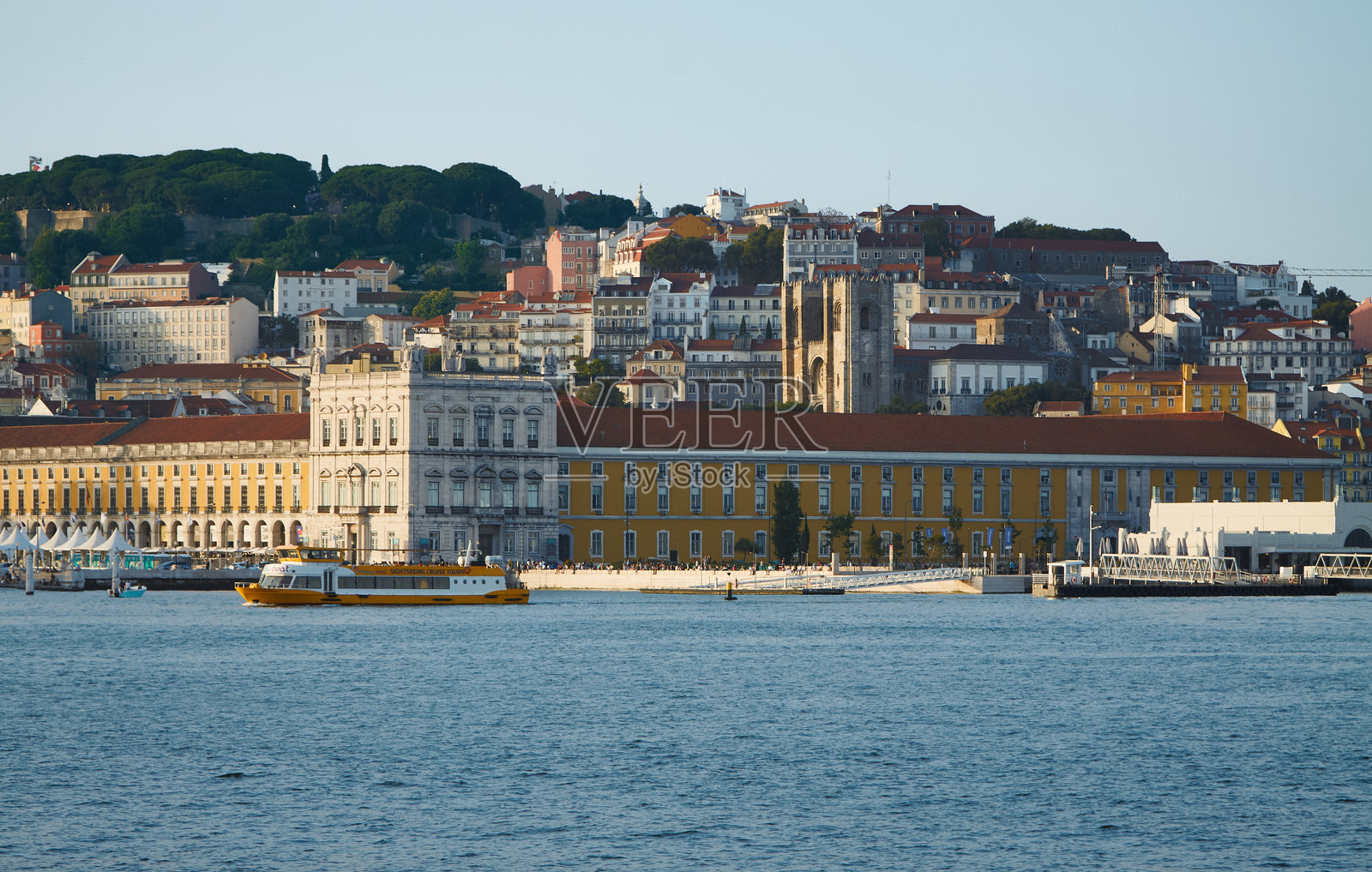 里斯本商业广场一角,日落时分的水上视角。照片摄影图片