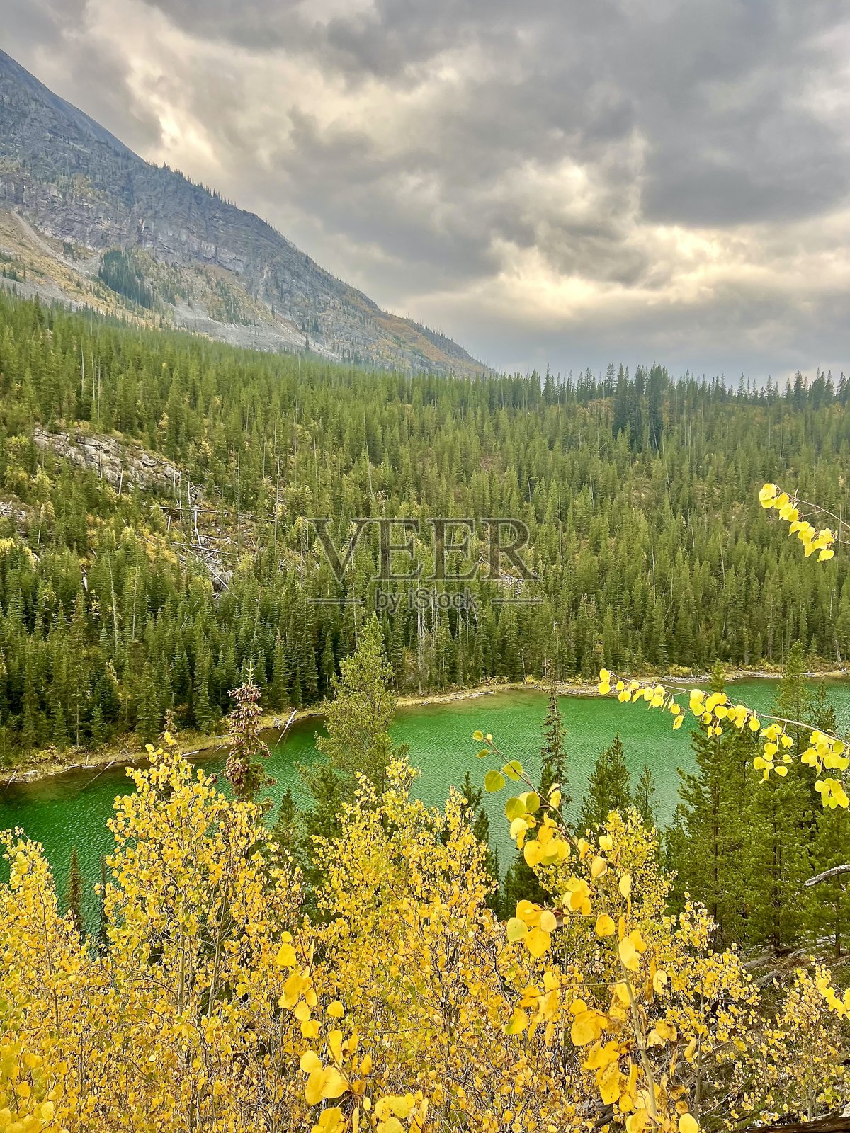 秋天的绿湖与山峦照片摄影图片