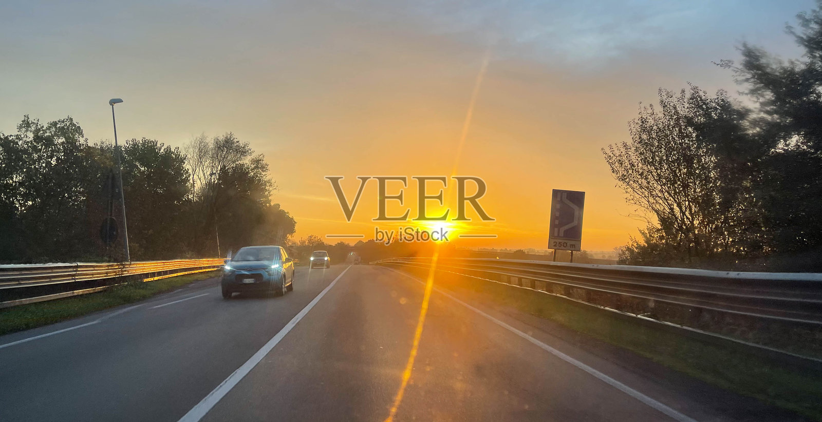 意大利艾米利亚-罗马涅地区乡村公路照片摄影图片