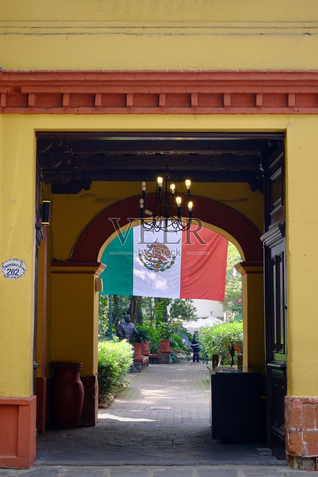 墨西哥国旗下的赫苏斯·雷耶斯·埃罗莱斯文化中心入口照片摄影图片