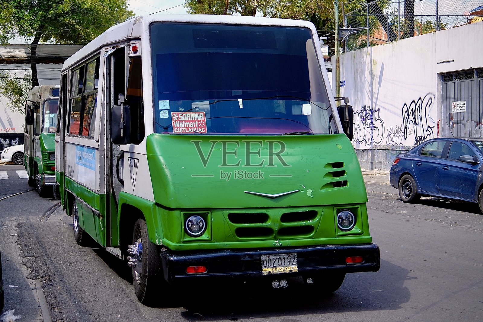 圣玛丽亚拉里韦拉街区的绿色和白色小巴照片摄影图片