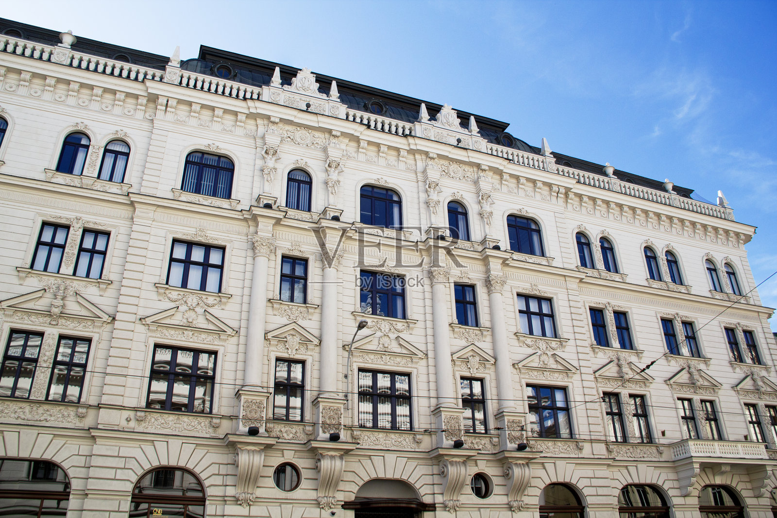 欧洲中部南摩拉维亚地区布尔诺市景，从罗斯福大道看到的捷克国家银行分行照片摄影图片