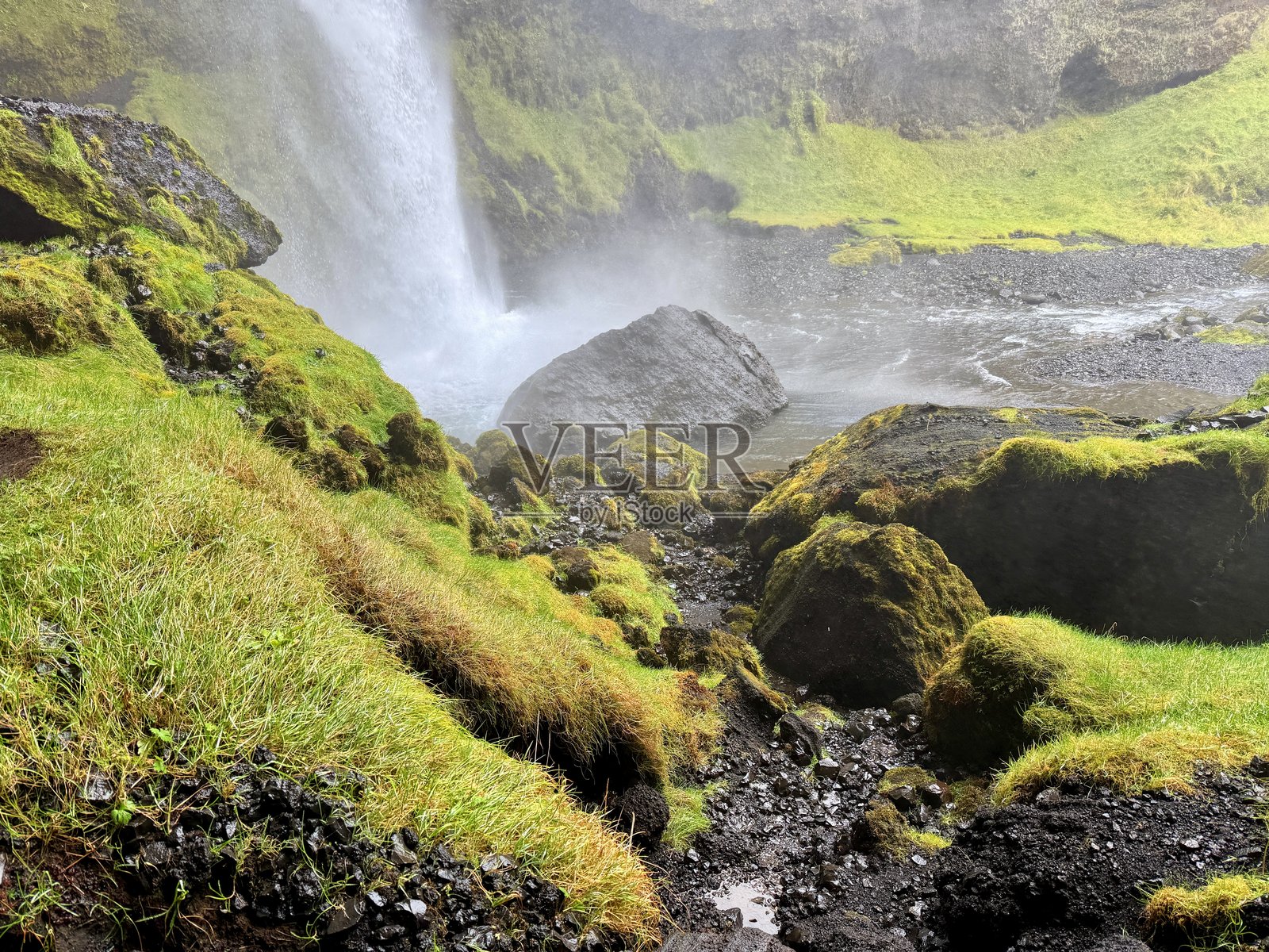 冰岛南部，悬崖后的克韦努福斯瀑布，隐秘的洞穴景观照片摄影图片