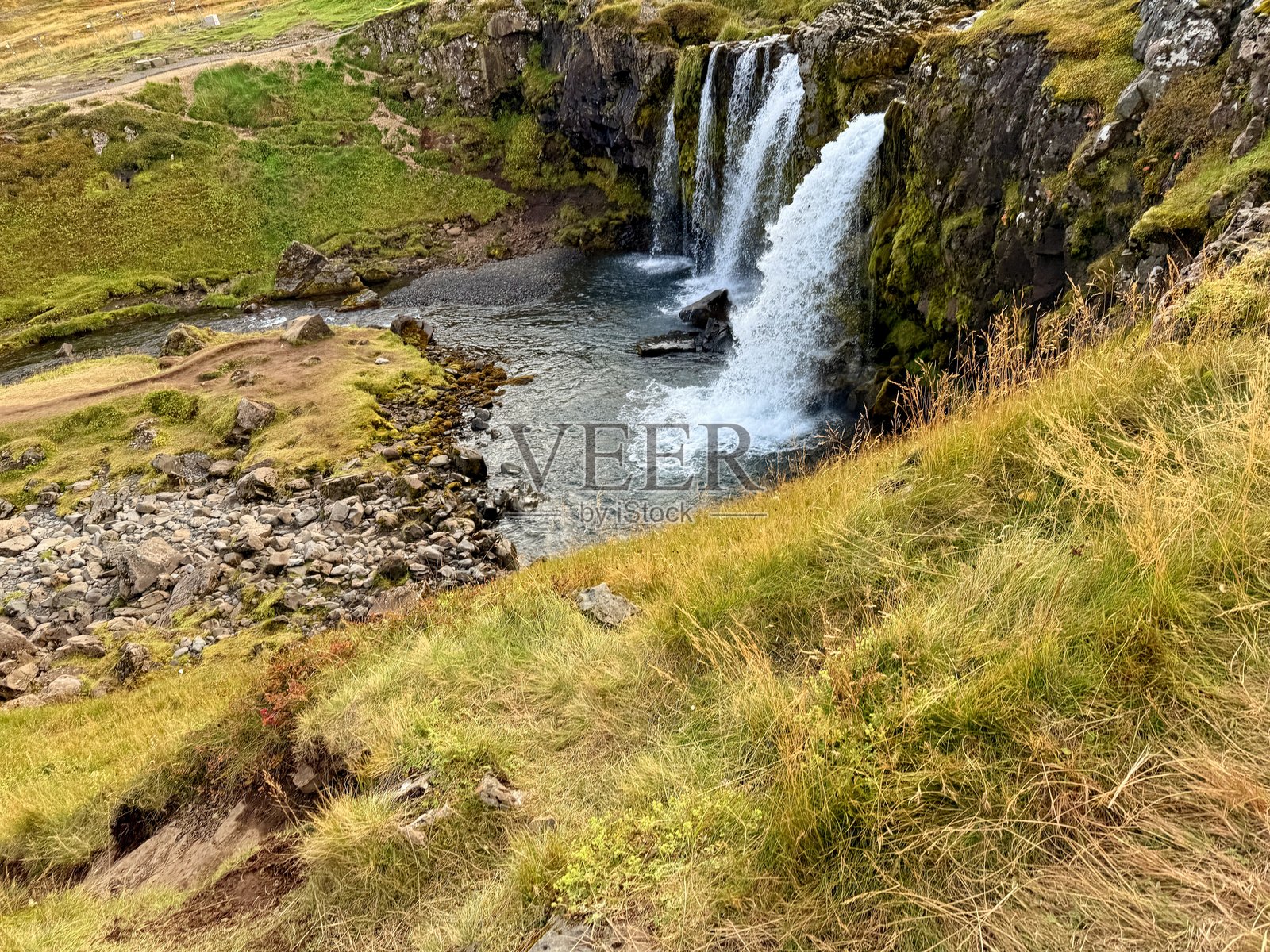 冰岛西部斯奈山半岛的教会山和教会山瀑布照片摄影图片