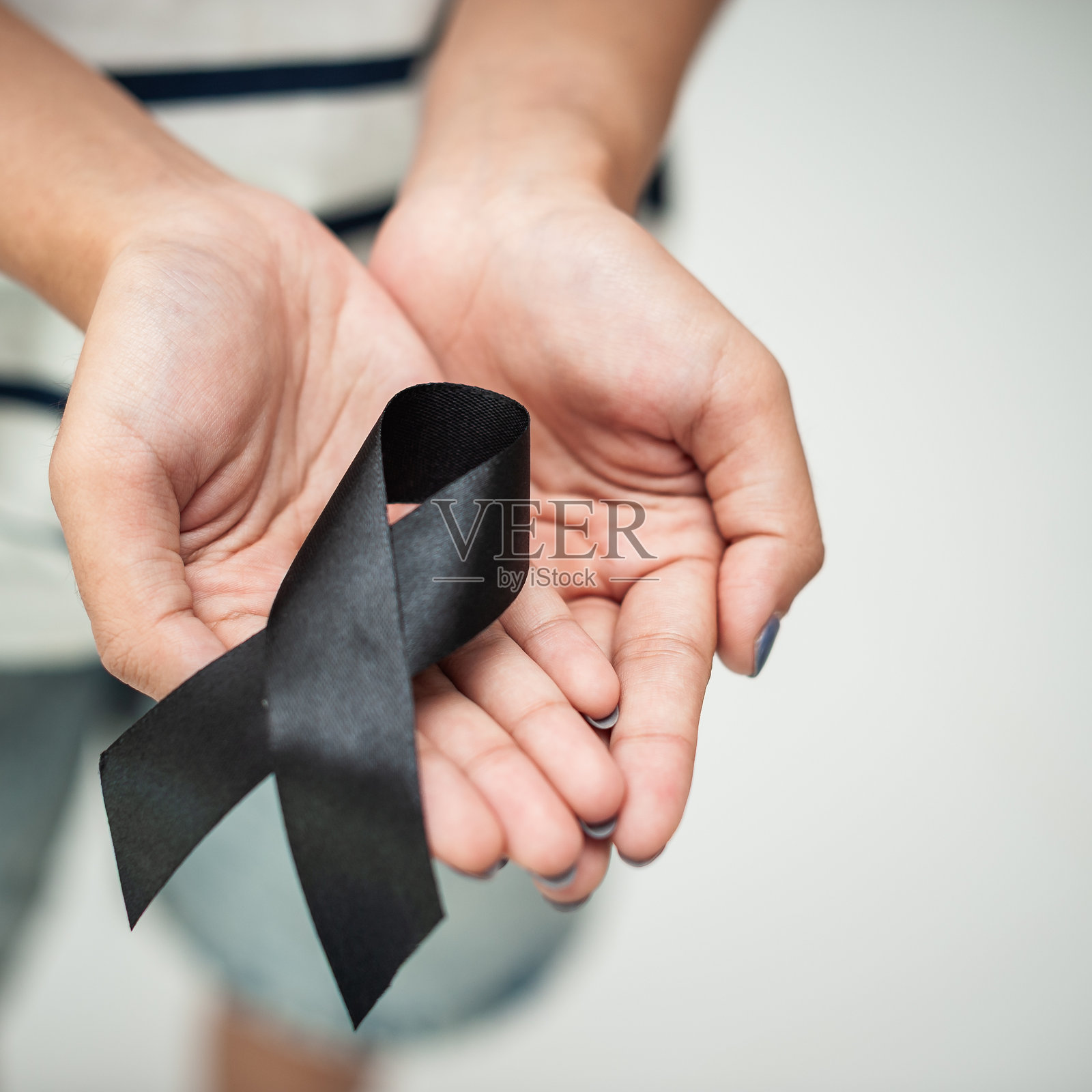 葬礼上的黑色丝带，象征着悲伤的手势，私密场景下的情感时刻，特写镜头照片摄影图片