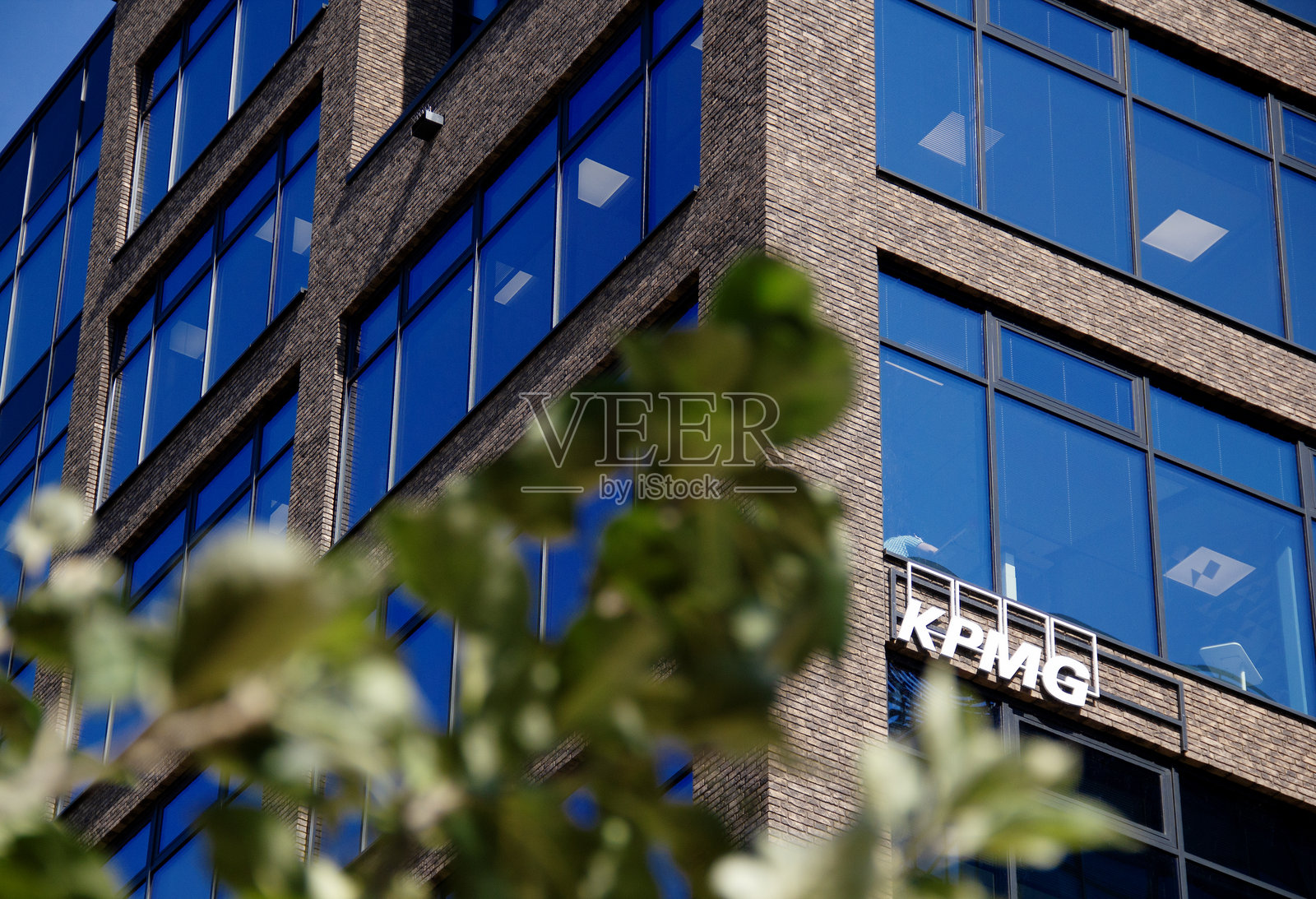 捷克共和国南摩拉维亚地区布尔诺的毕马威（KPMG）办公楼，在秋日蓝天下，位于Vlnena办公园区，作为智慧城市和可持续金融区，展现了中欧金融市场的景象，也反映了金融稳定性的审视。照片摄影图片