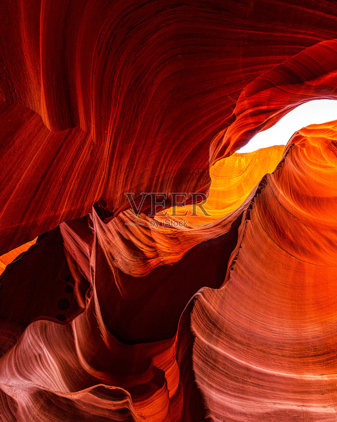 抽象的垂直视角，展现出波浪形的红色狭缝峡谷岩壁照片摄影图片