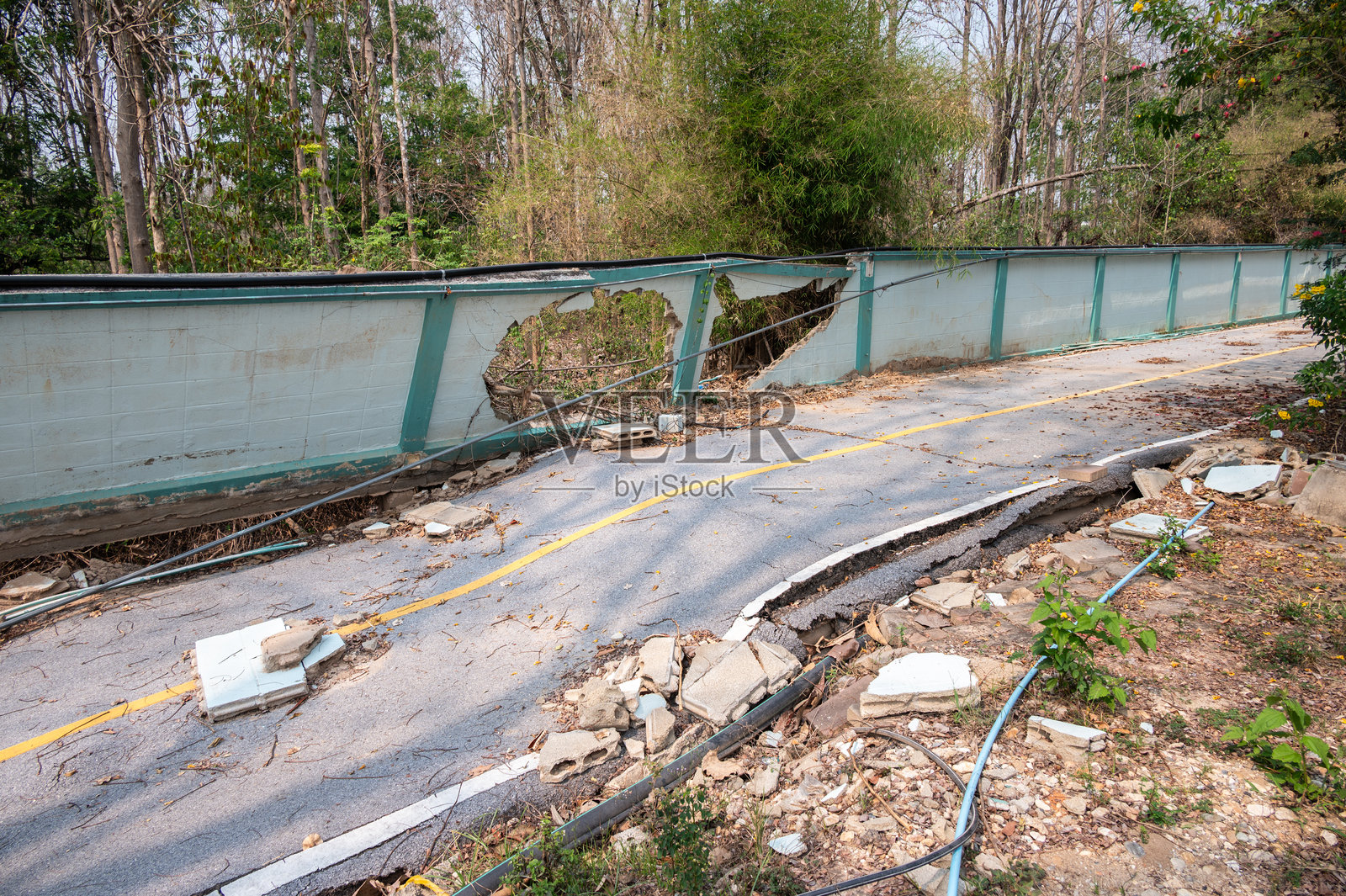 泰国清莱府因地震导致墙壁和道路坍塌。照片摄影图片