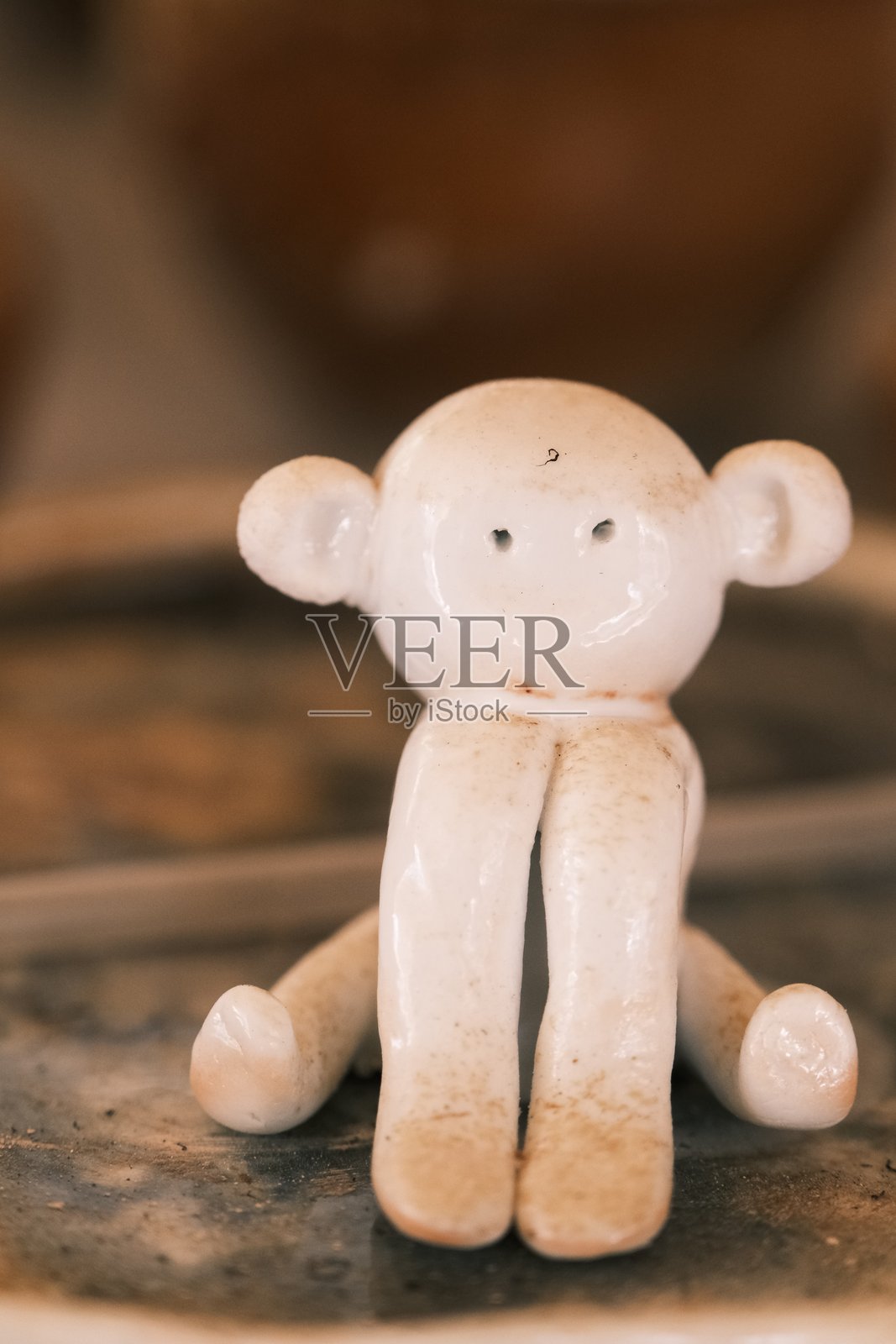 可爱的猴子陶瓷摆件照片摄影图片
