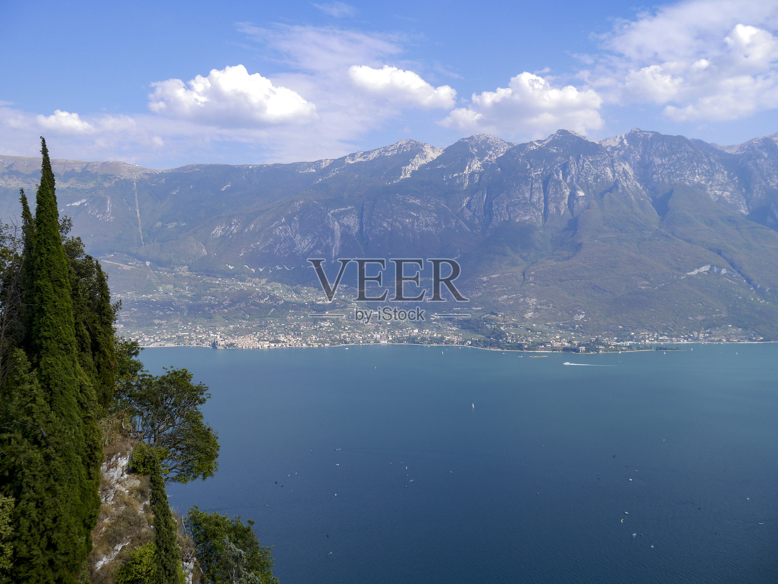 加尔达湖畔的皮埃韦，湖对岸的马尔切西内，以及加尔达山脉的蒙特巴尔多。照片摄影图片