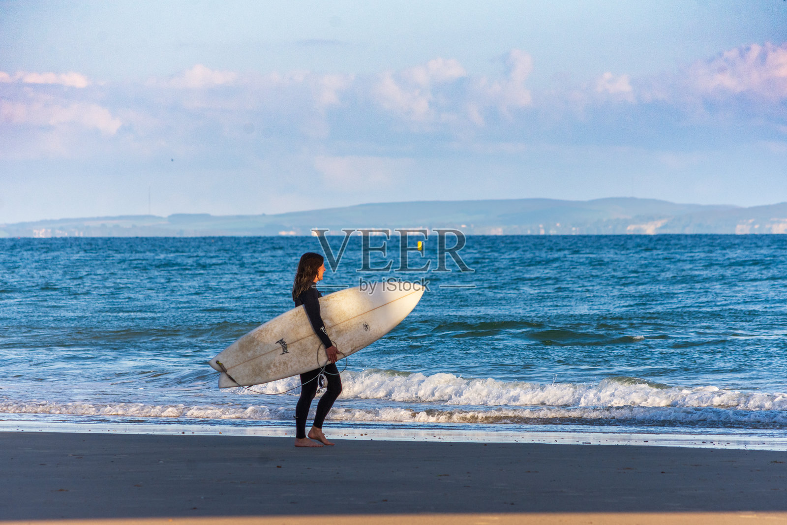 英国伯恩茅斯东悬崖海滩冲浪者照片摄影图片