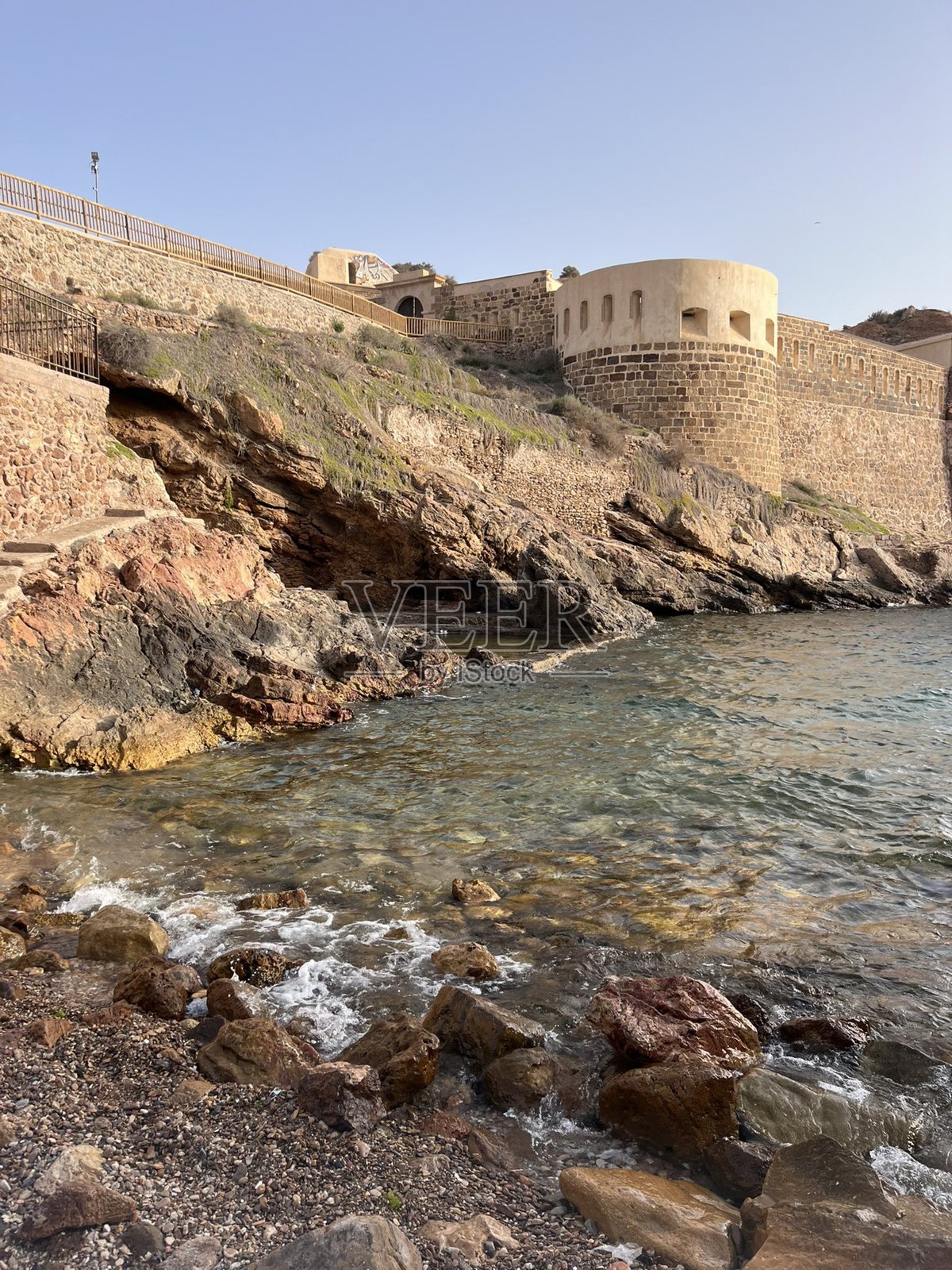 宁静的海滩，拥有柔软的白沙、轻柔的波浪和湛蓝的天空。非常适合旅行摄影和放松主题，捕捉海岸风光的壮丽与宁静。照片摄影图片