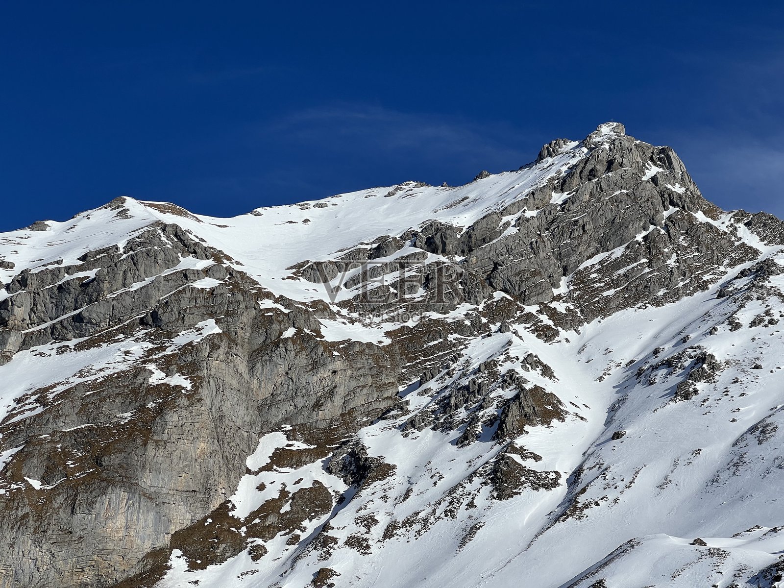 瑞士恩格尔贝格旅游体育休闲冬季度假村上方阳光明媚、白雪皑皑的阿尔卑斯山峰 - 瑞士上瓦尔登州（Kanton Obwald, Schweiz）照片摄影图片