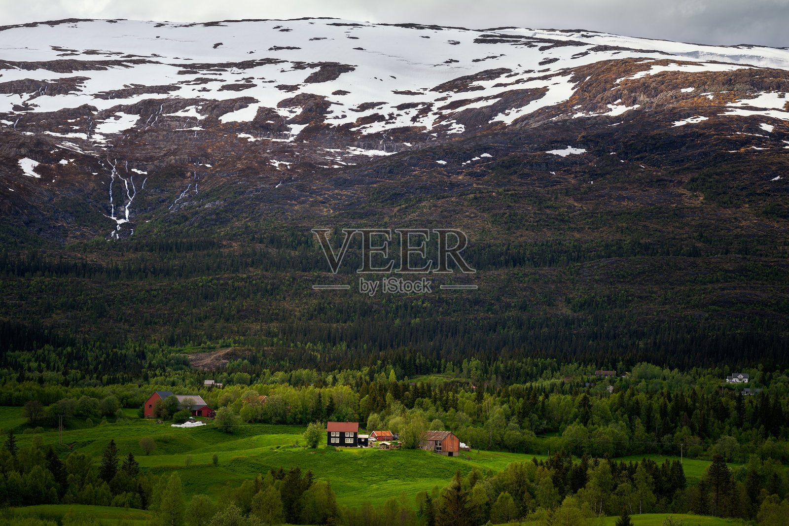 宁静的房屋坐落于雪山之下照片摄影图片