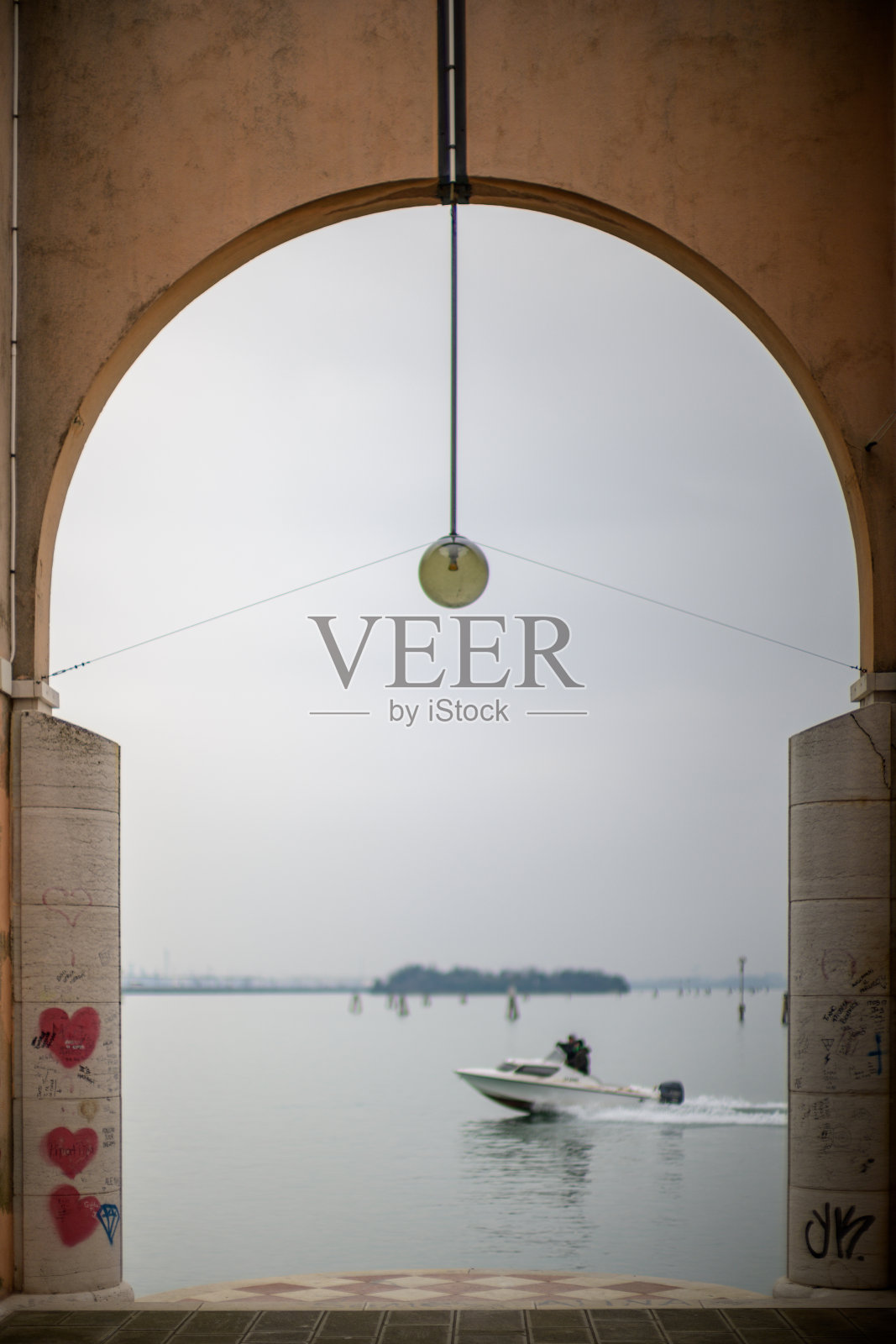 摩托艇在威尼斯康纳雷吉奥滨河大道附近的水域中飞驰照片摄影图片