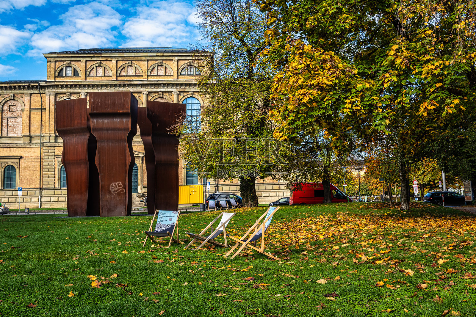 老绘画陈列馆博物馆前，展有抽象雕塑《寻找光明》照片摄影图片
