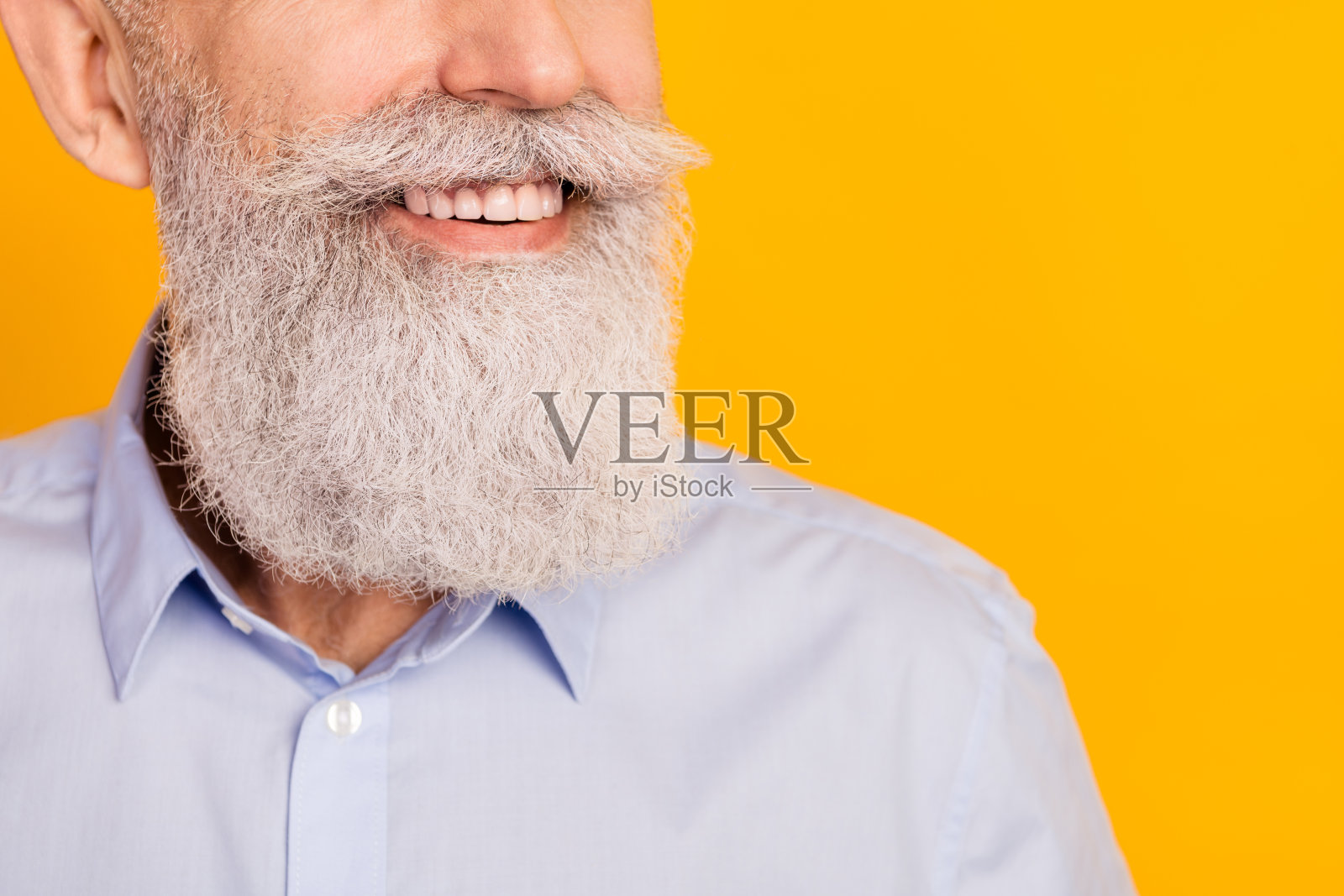 特写裁剪视图，迷人、开朗、留着胡须的男人的肖像，有复制空间，孤立在灰色柔和的背景上照片摄影图片