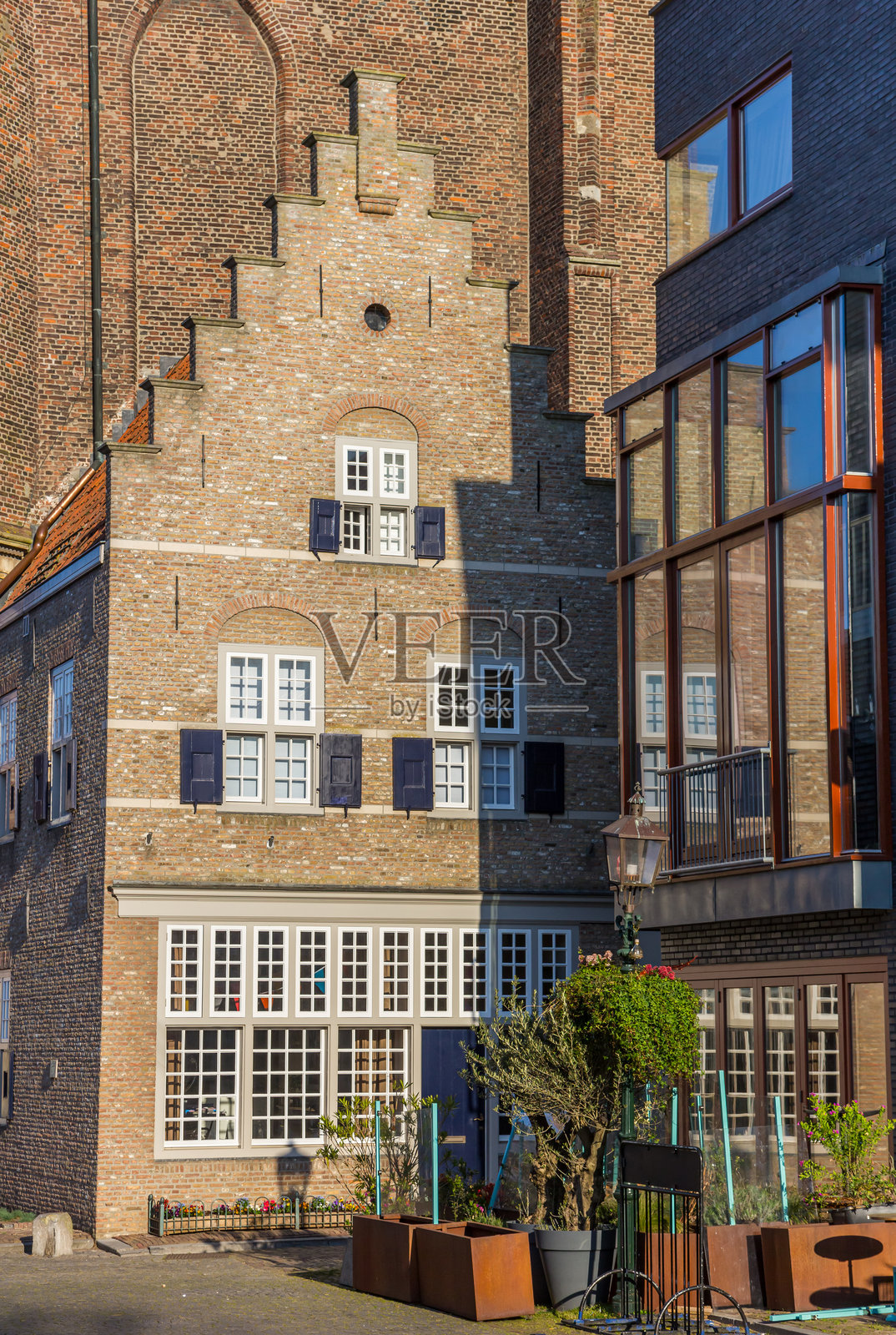 格拉夫集市广场上正在出售的带阶梯形屋顶的山墙房屋照片摄影图片