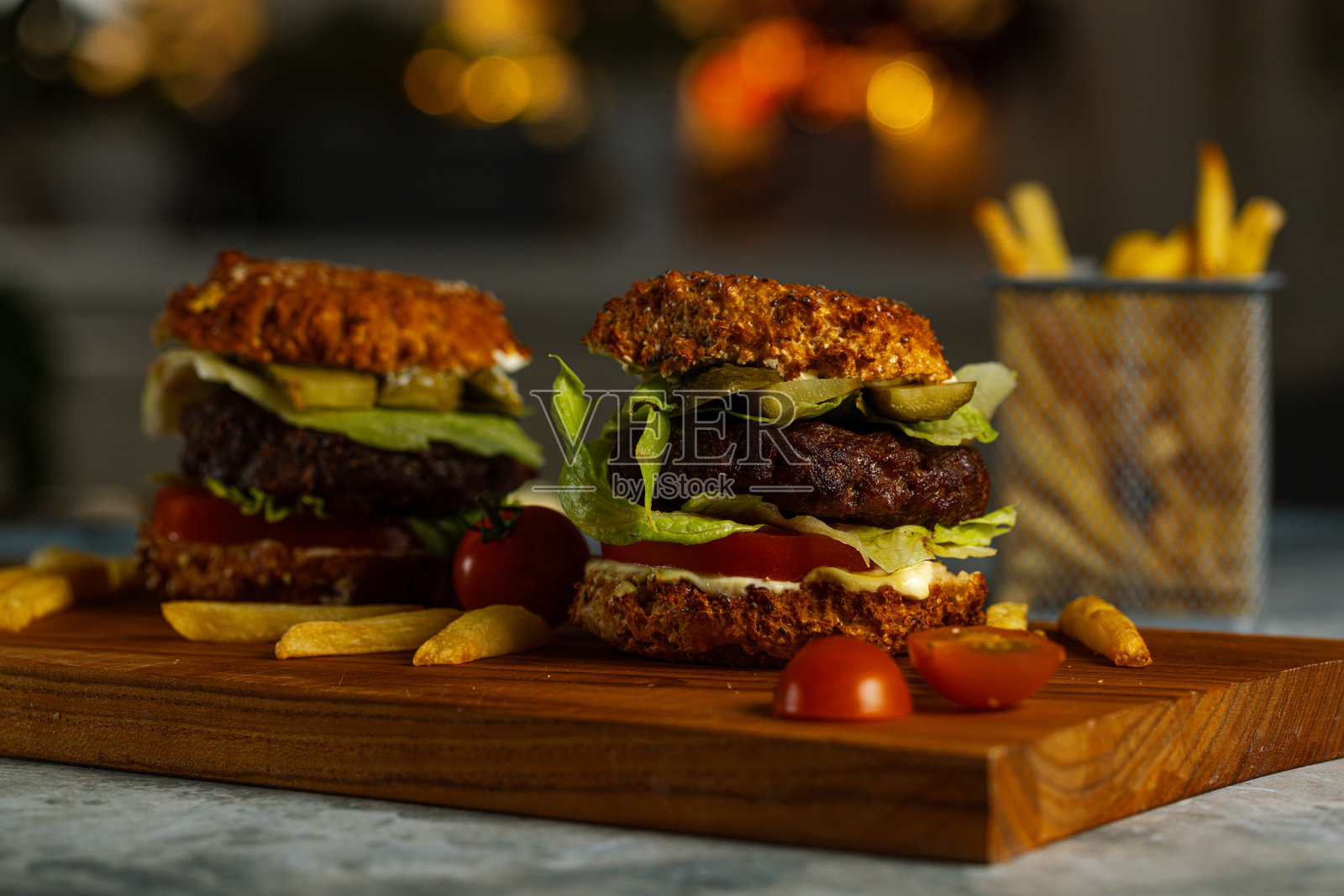 健康的手工汉堡，配全麦燕麦面包和炸薯条照片摄影图片