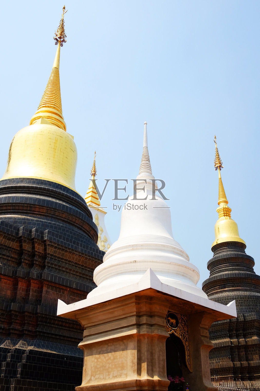 泰国清迈府Wat Den Sali Si Mueang Kaen寺庙中，古老的黑白金佛塔象征着佛教。照片摄影图片