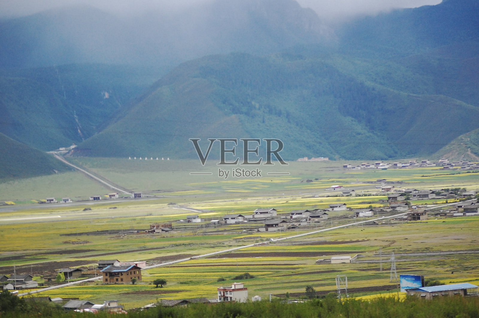 风景优美的乡村景色，有绿色的田野和远处的山峦背景照片摄影图片