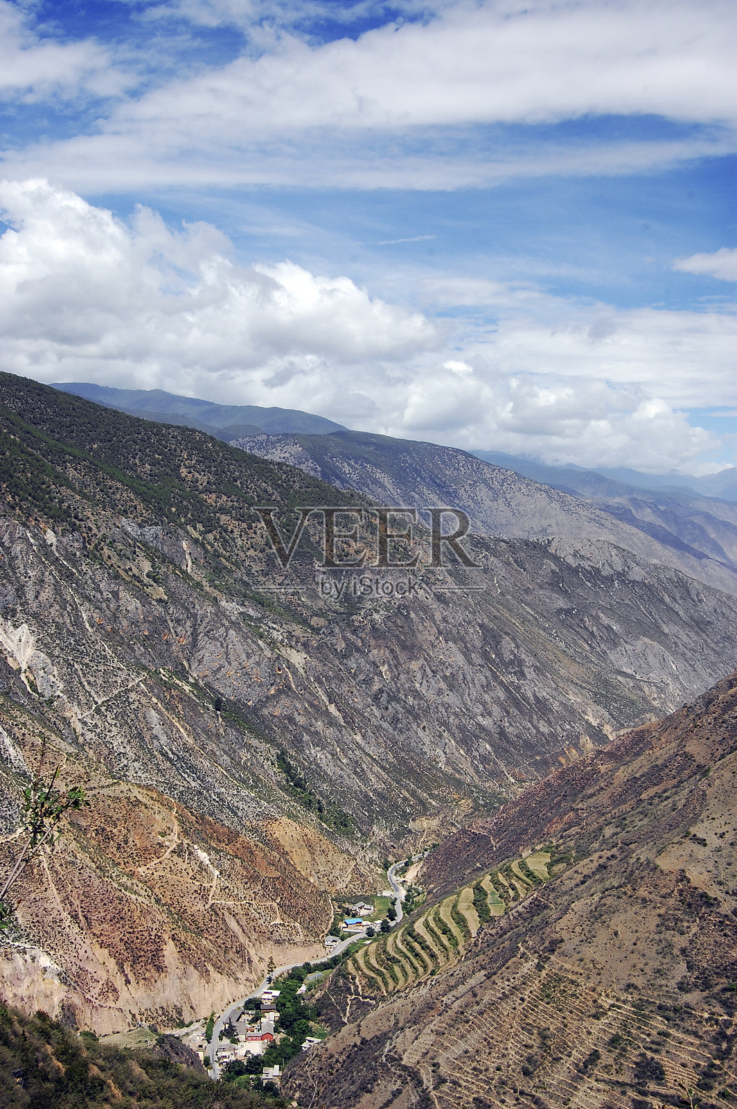 山谷与天空中的云彩构成的山地景观照片摄影图片