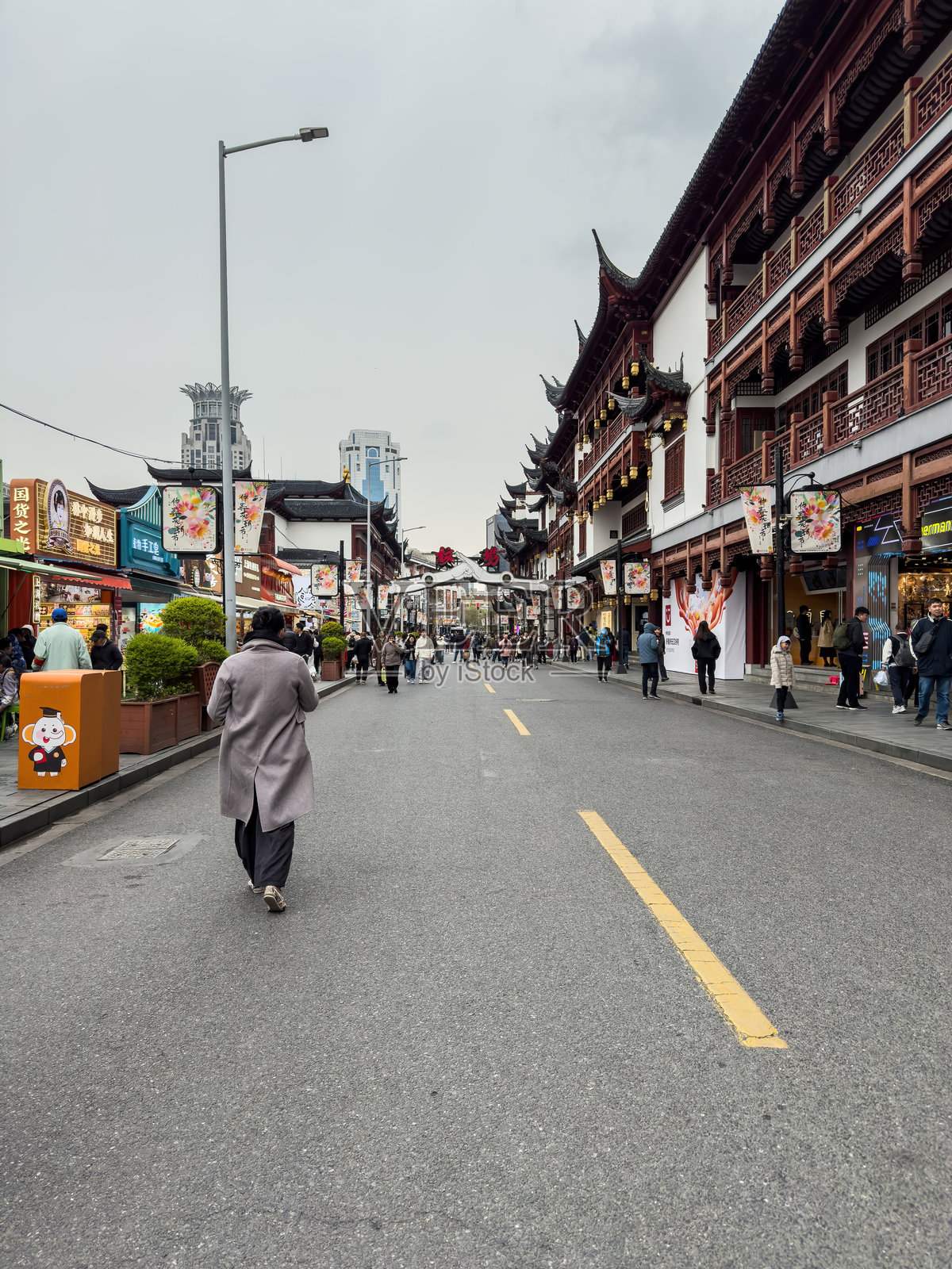 中国上海，豫园集市街景，传统中式建筑，老城区内的店铺和行人。照片摄影图片