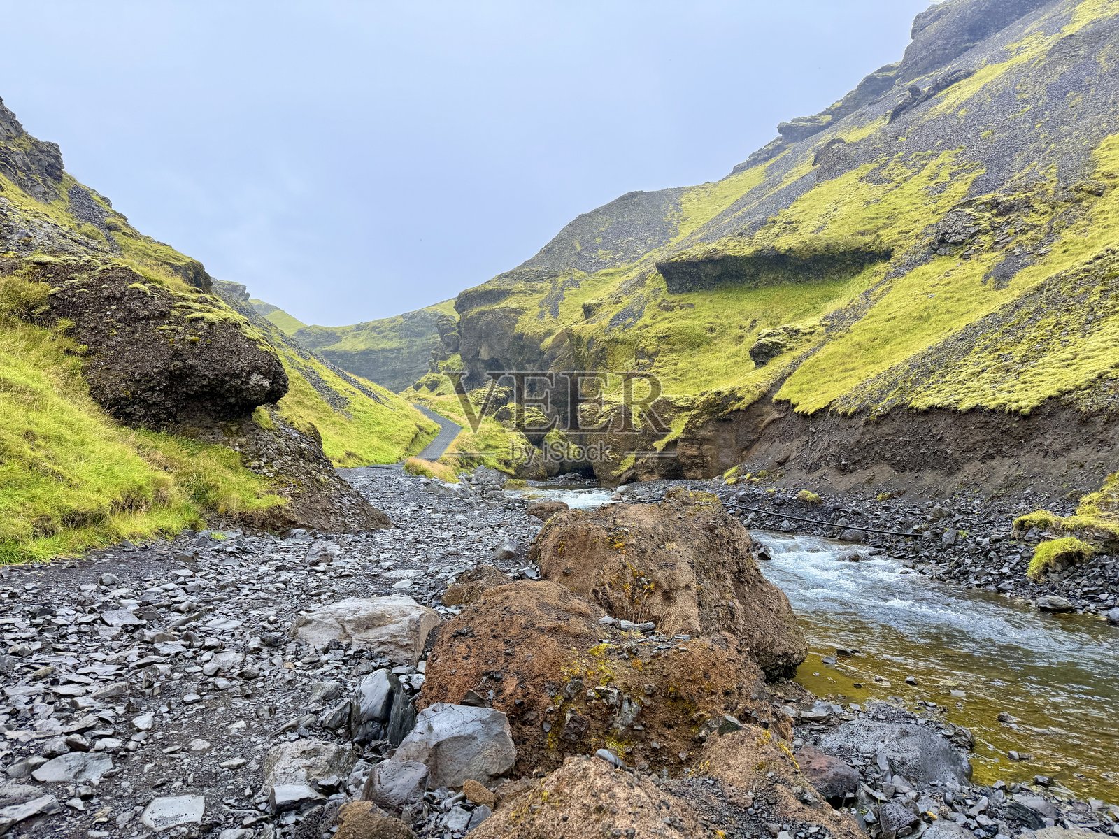 冰岛南部，悬崖后的克韦努福斯瀑布，隐藏的洞穴景观照片摄影图片