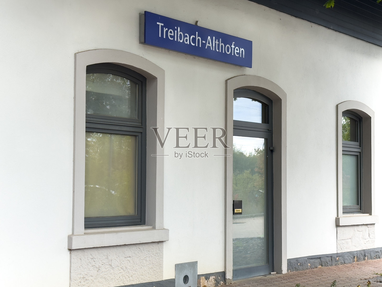 特赖巴赫-阿尔滕霍芬火车站建筑，带有窗户和门照片摄影图片