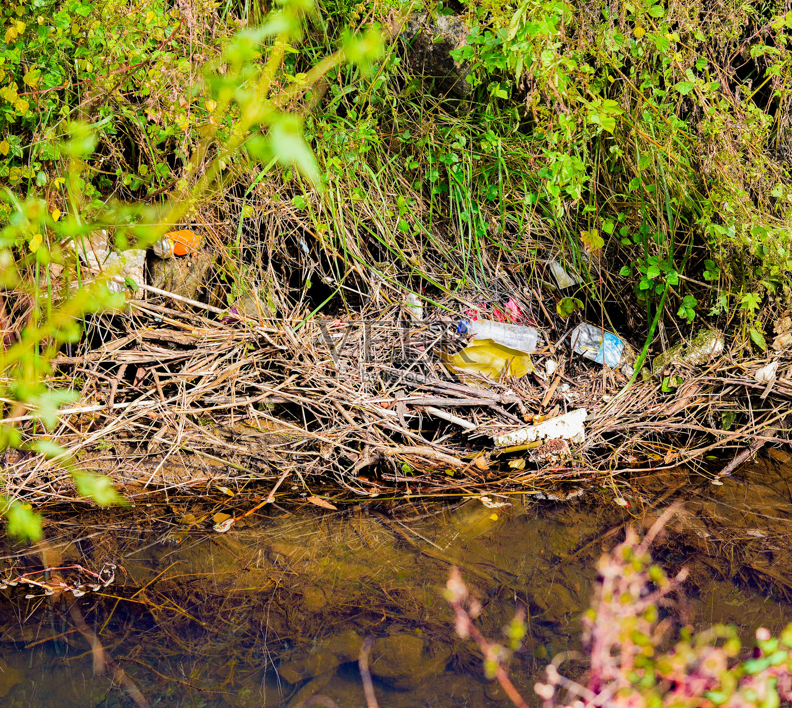 韩国河流被塑料垃圾污染。塑料垃圾污染照片摄影图片