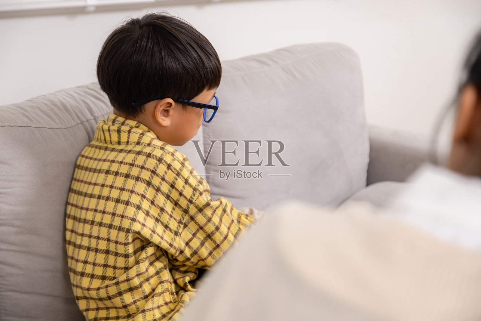 儿童心理治疗师，心理咨询师角色扮演，心理创伤支持，使用泰迪熊玩具沟通，认识到脆弱性，情感保护，儿童康复关怀照片摄影图片