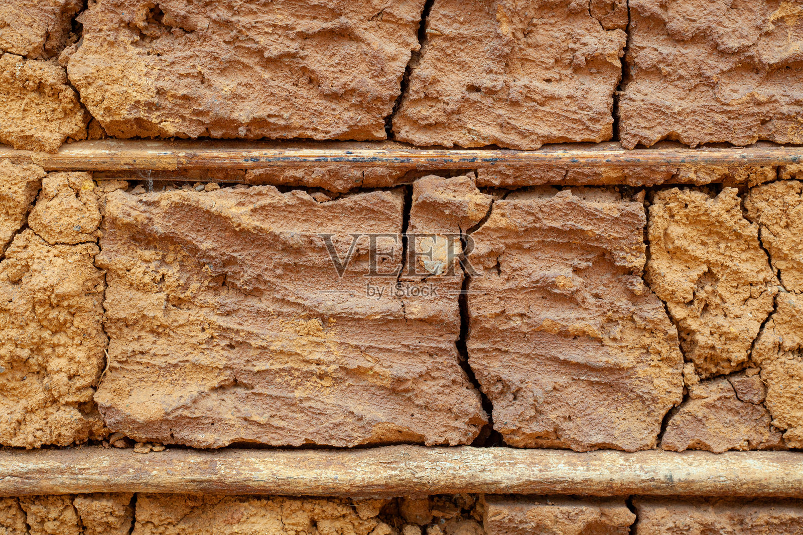 橙色粘土墙纹理，有明显裂缝照片摄影图片