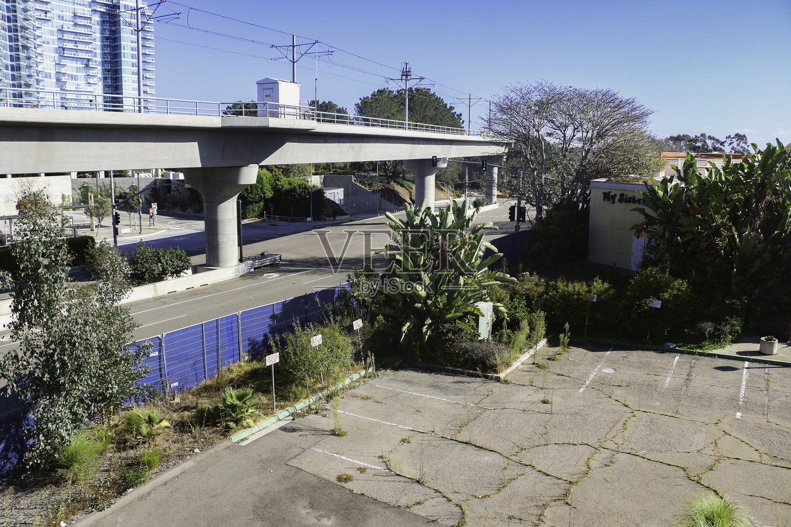 城市衰败状态下的科斯塔韦尔德中心照片摄影图片