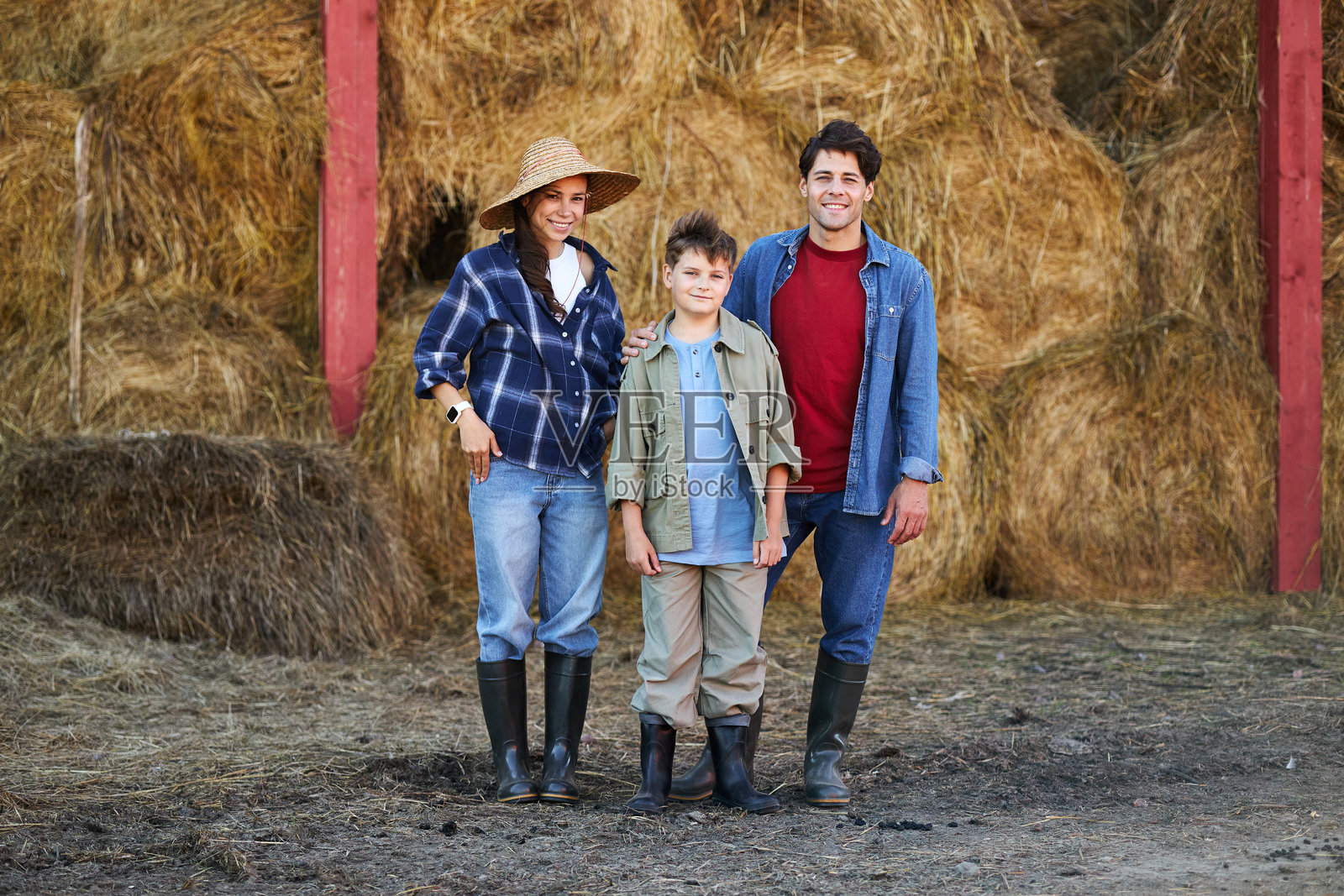 白种人一家人站在农场干草堆前，脸上带着笑容照片摄影图片