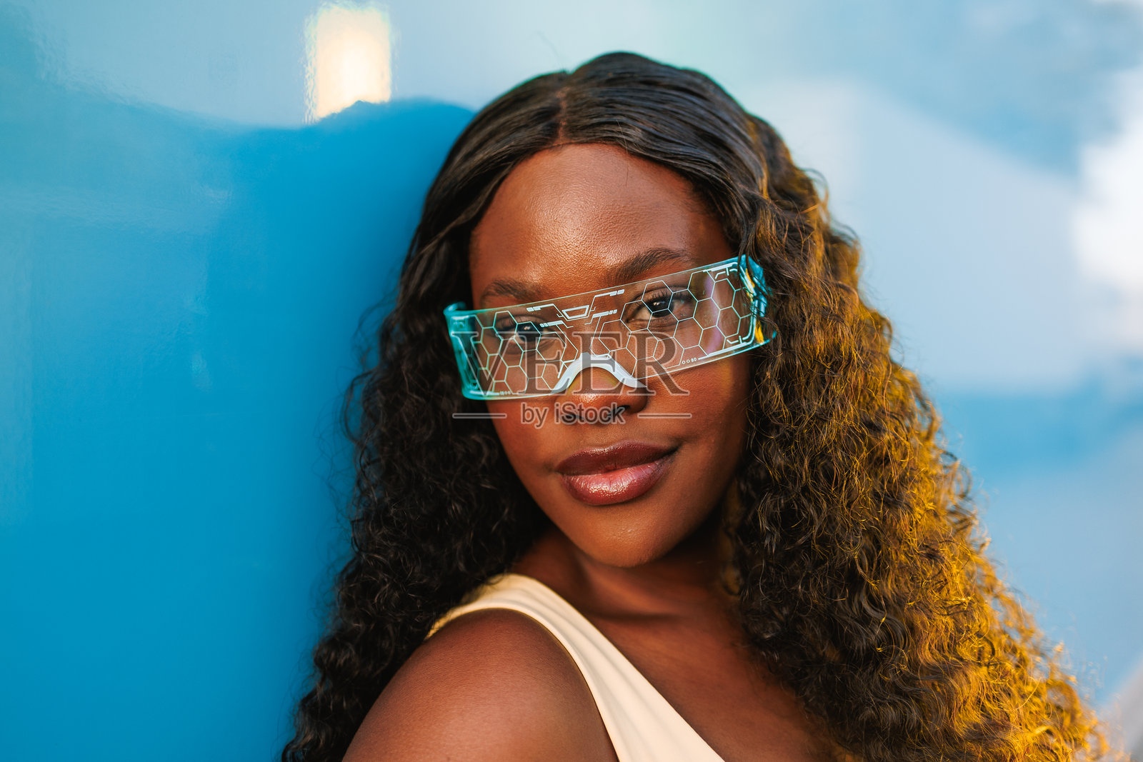 一位年轻的黑人女性戴着高科技眼镜，正在构思元宇宙概念照片摄影图片