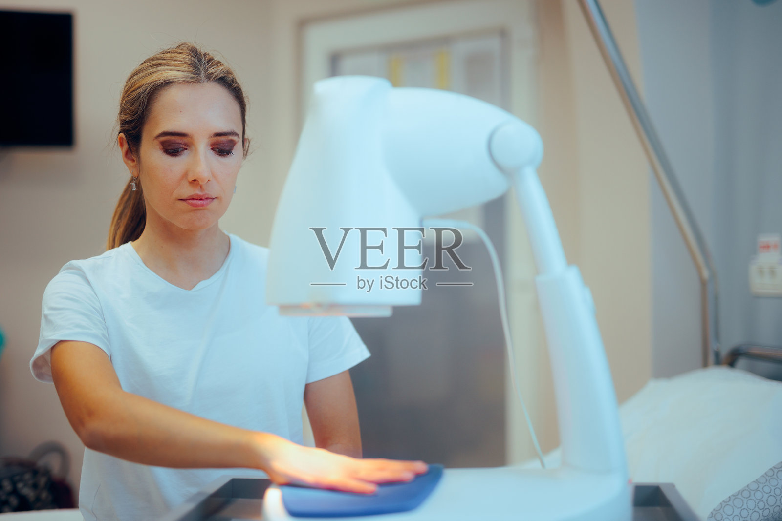 患者在医院接受光疗设备治疗照片摄影图片