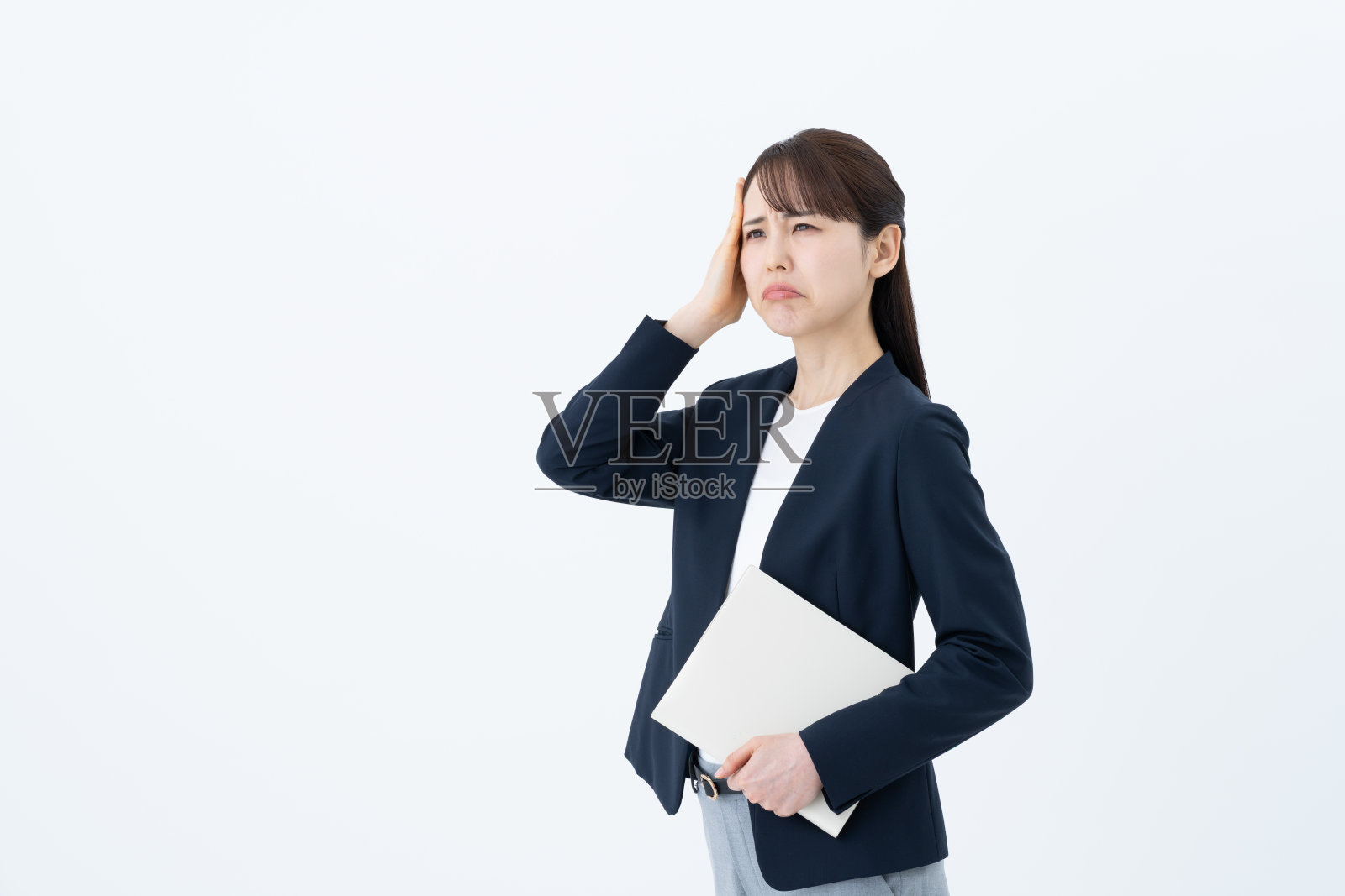 年轻的职业女性带着笔记本照片摄影图片