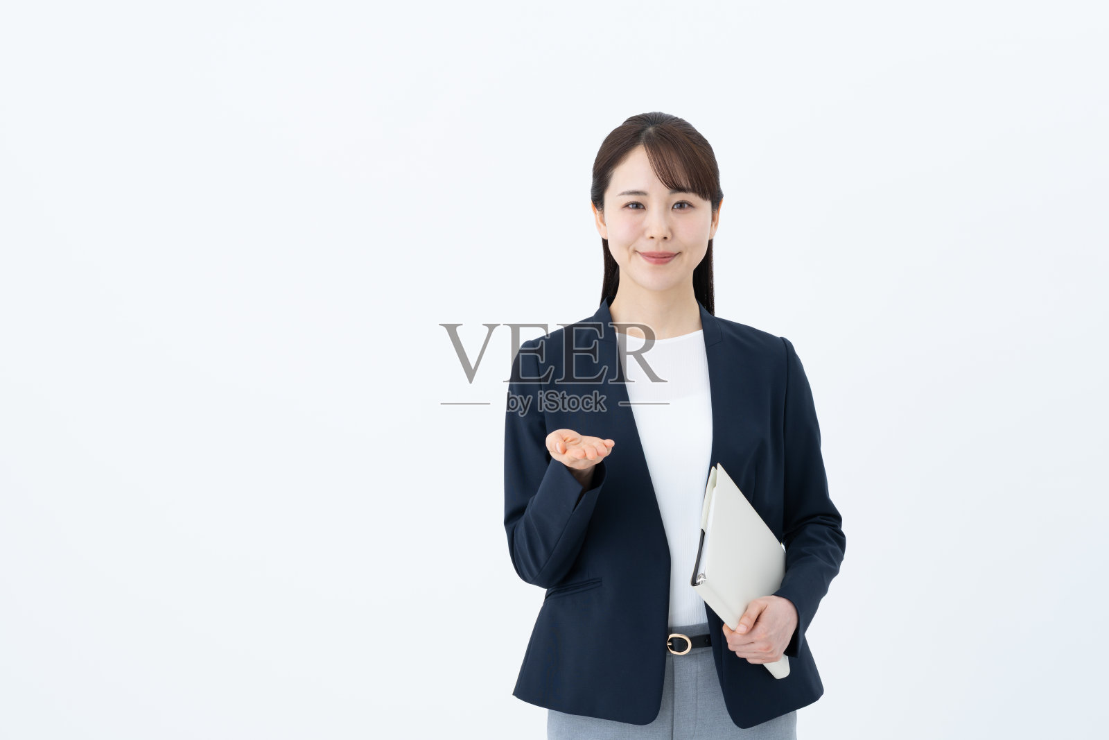 年轻的职业女性拿着笔记本照片摄影图片