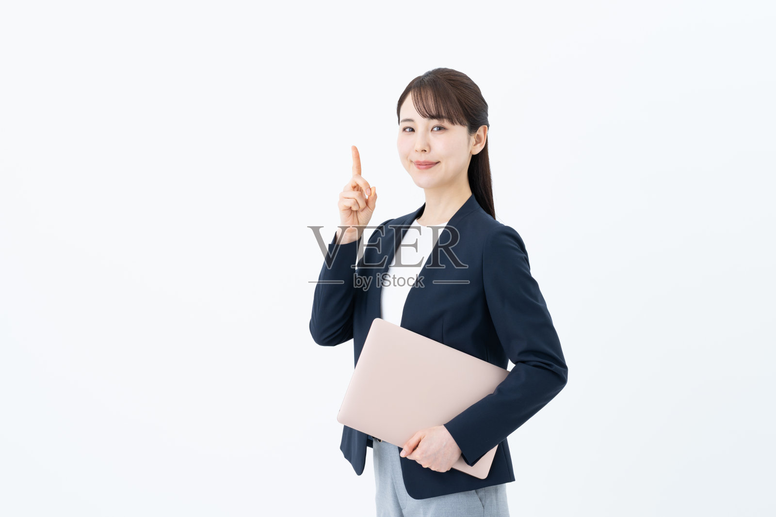 年轻的女商人使用笔记本电脑照片摄影图片