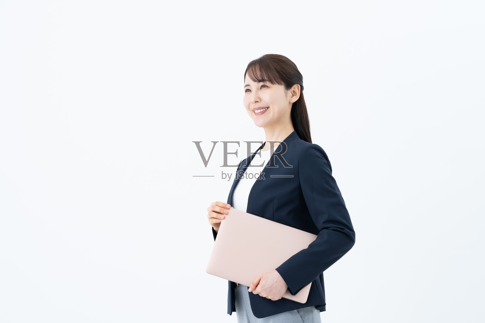 年轻的女商人与笔记本电脑照片摄影图片