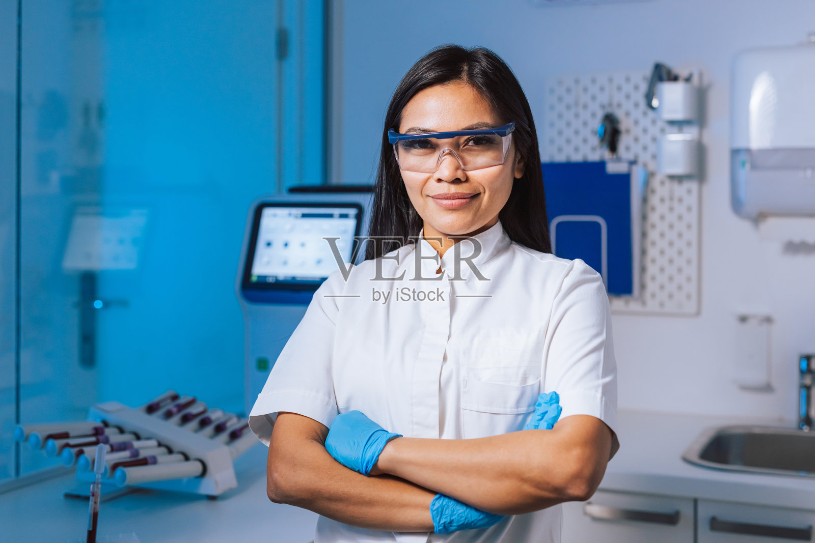 诊所实验室技术员在实验室工作照片摄影图片