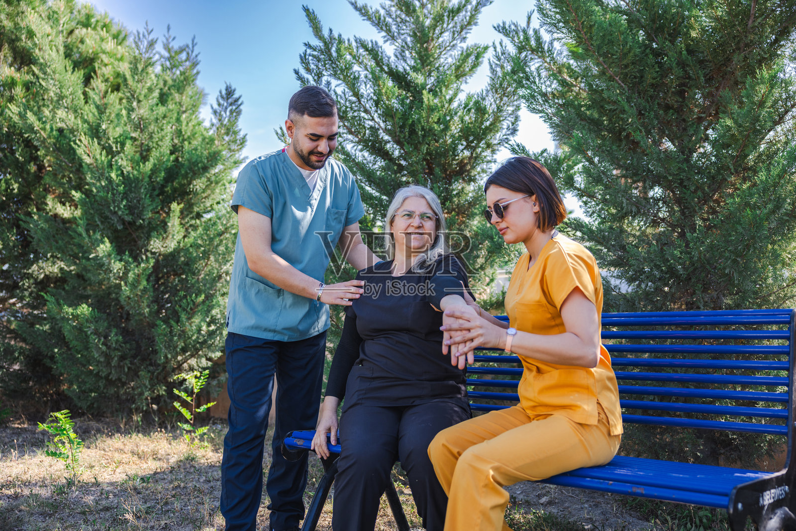 理疗师和老年护理团队与患者在花园中照片摄影图片